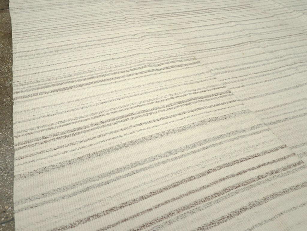 Contemporary Turkish Flatweave Kilim Room Size Carpet in Beige In New Condition For Sale In New York, NY