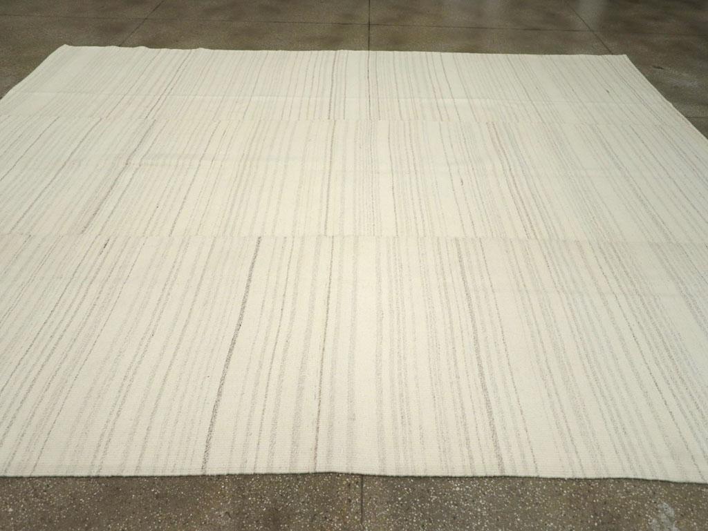 Zeitgenössischer türkischer flachgewebter Kelim-Teppich in Zimmergröße in Beige (21. Jahrhundert und zeitgenössisch) im Angebot