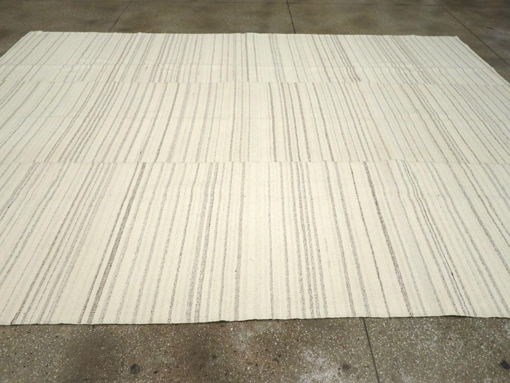 Zeitgenössischer türkischer flachgewebter Kelim-Teppich in Zimmergröße in Beige im Zustand „Neu“ im Angebot in New York, NY