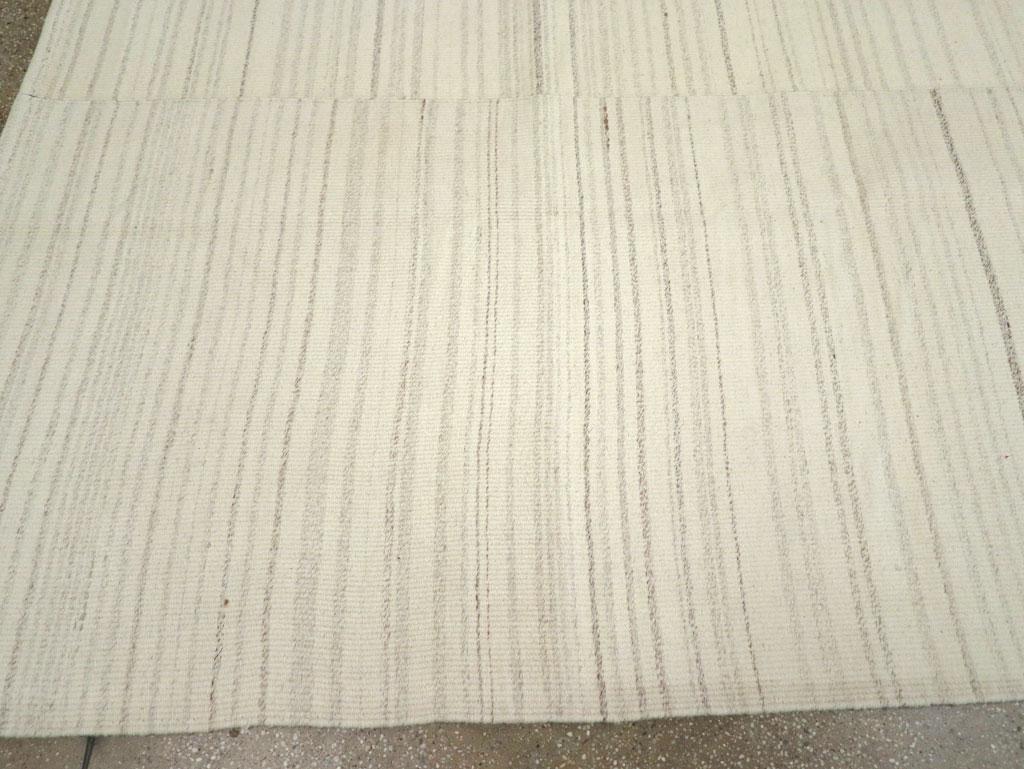 Zeitgenössischer türkischer flachgewebter Kelim-Teppich in Zimmergröße in Beige (Wolle) im Angebot