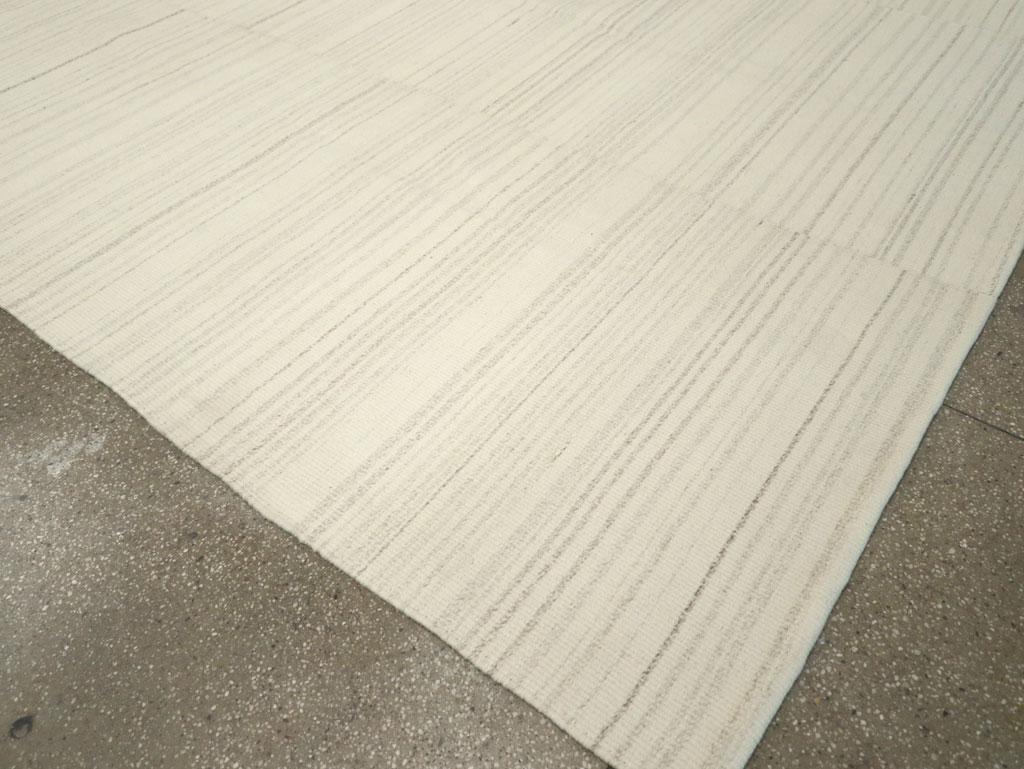 Zeitgenössischer türkischer flachgewebter Kelim-Teppich in Zimmergröße in Beige im Angebot 1