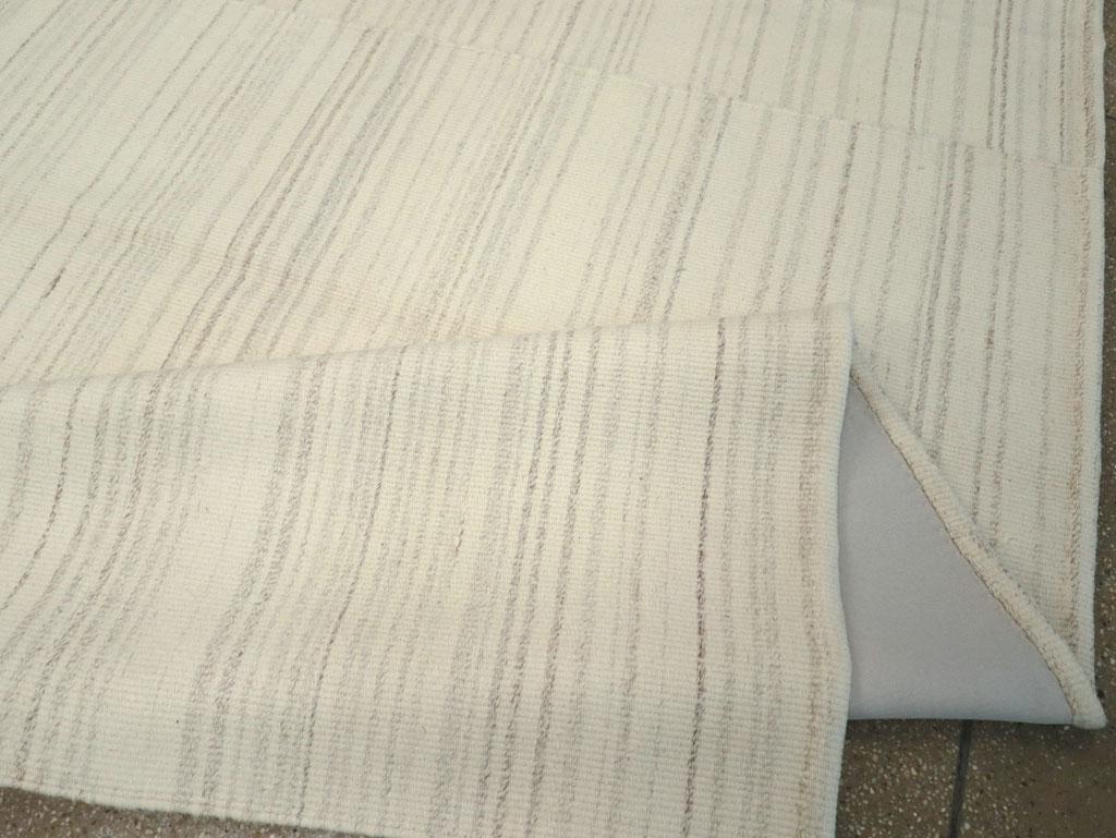 Zeitgenössischer türkischer flachgewebter Kelim-Teppich in Zimmergröße in Beige im Angebot 2