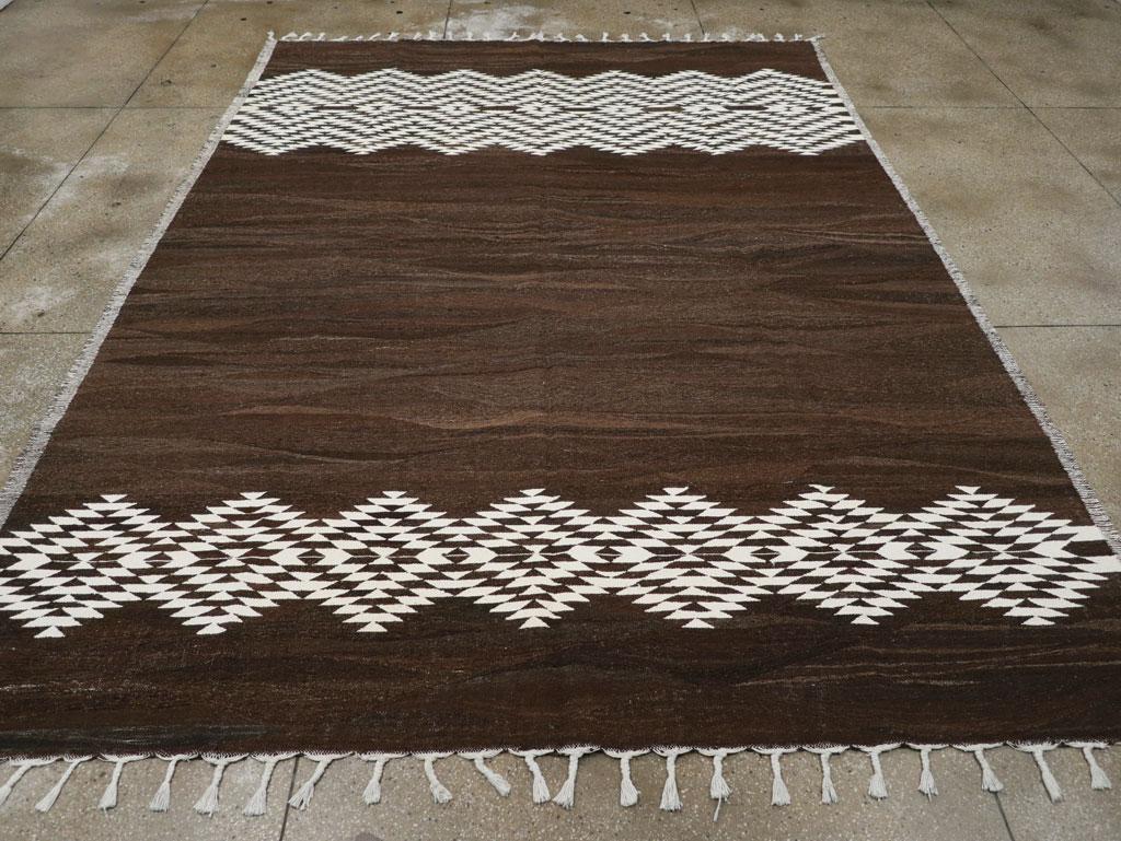 Ein zeitgenössischer türkischer Flachgewebe-Kilim-Teppich in Zimmergröße, der im 21. Jahrhundert handgefertigt wurde.

Maße: 9' 10