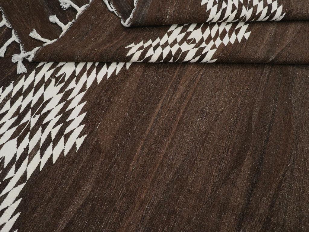 Zeitgenössischer türkischer Flachgewebe-Kelim-Teppich in Creme und Dunkelbraun (Wolle) im Angebot