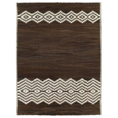 Tappeto turco contemporaneo a tessitura piatta Kilim in crema e marrone scuro per la stanza