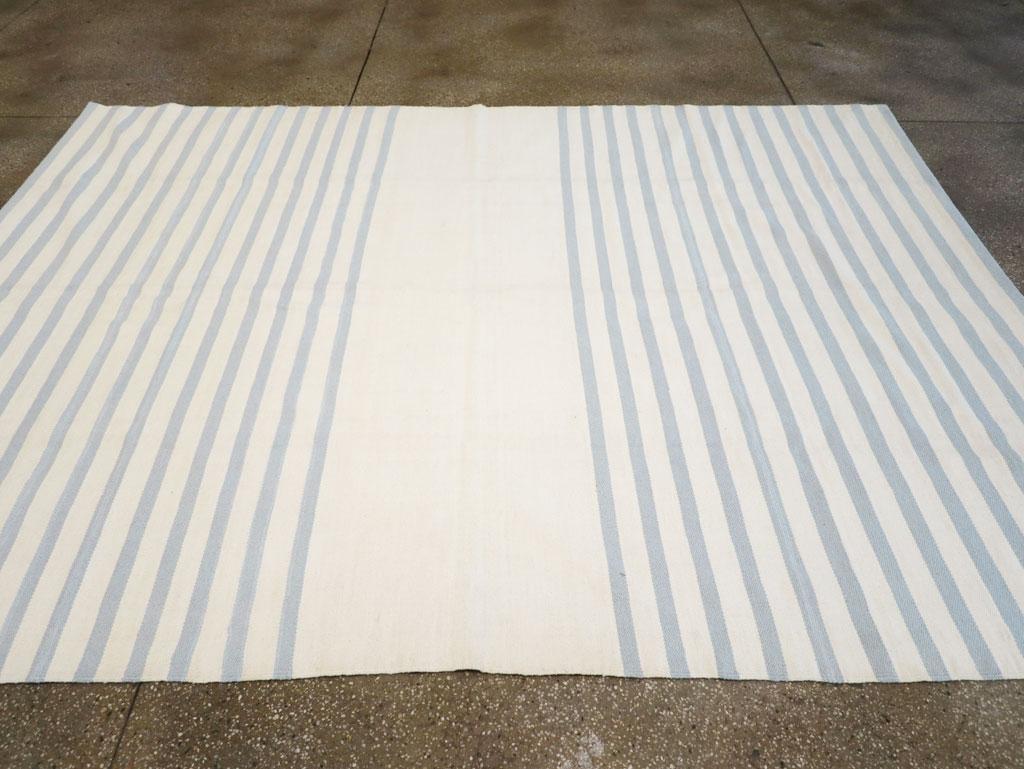 Alfombra Turca Contemporánea de Tejido Plano Kilim Tamaño Habitación En Blanco y Azul-Gris Turco en venta