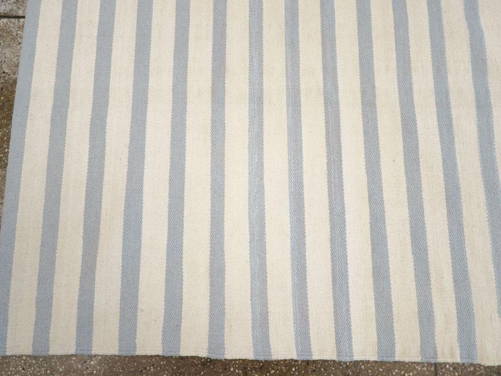 Alfombra Turca Contemporánea de Tejido Plano Kilim Tamaño Habitación En Blanco y Azul-Gris Tejido a mano en venta