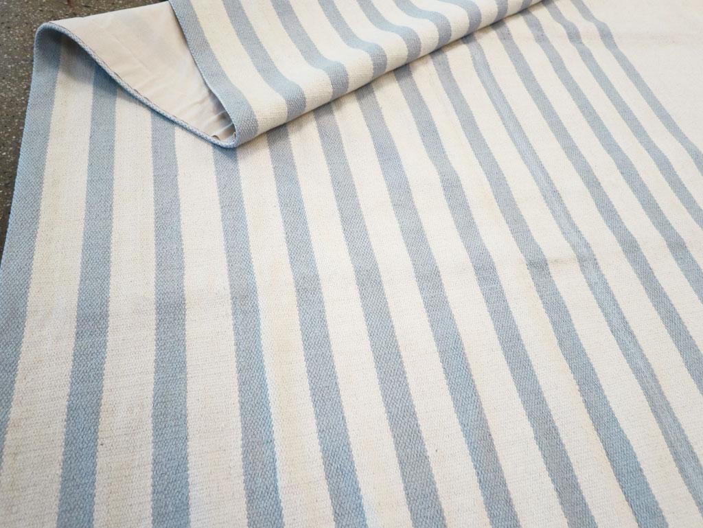 Alfombra Turca Contemporánea de Tejido Plano Kilim Tamaño Habitación En Blanco y Azul-Gris Lana en venta