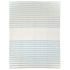 Tapis Kilim turc contemporain à tissage plat de taille normale en blanc et bleu-gris