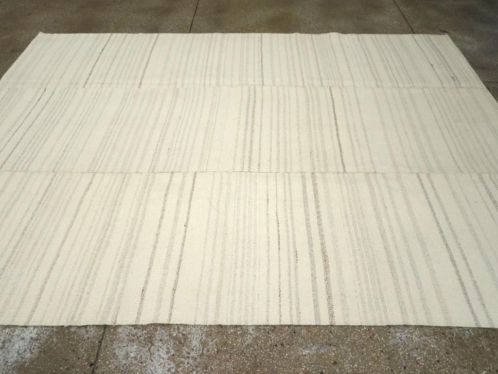 Zeitgenössischer türkischer Flachgewebe-Kelim-Teppich in Zimmergröße in Beige im Zustand „Neu“ im Angebot in New York, NY
