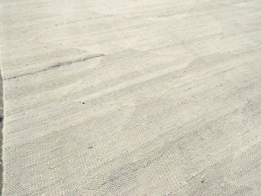 Grand tapis turc contemporain à tissage plat en blanc beige Neuf - En vente à New York, NY