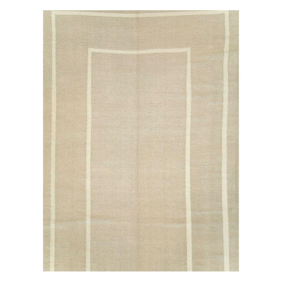 A modern Turkish flatweave Kilim large room size carpet handmade during the 21st century with a bitonal design in beige and cream.

Measures: 9' 8