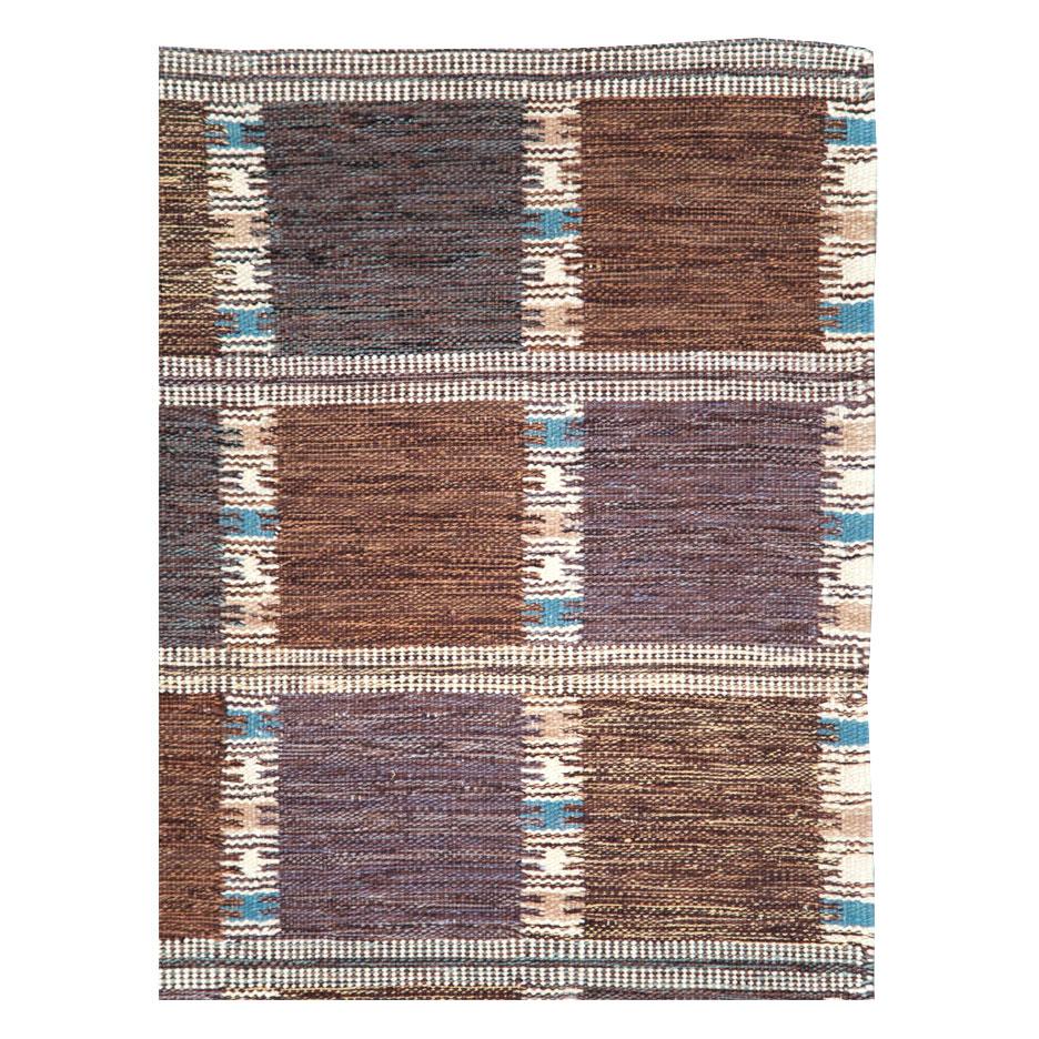 A modern Turkish flat-weave room size carpet handmade during the 21st century. The design and weave are inspired by vintage Swedish Kilim rugs from the mid-20th century period.

Measures: 8' 0