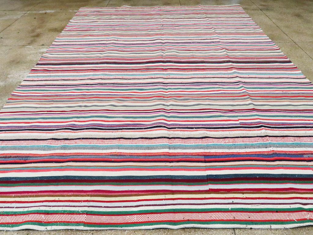 Zeitgenössischer türkischer handgefertigter Flachgewebe-Teppich in Zimmergröße mit lebhaften Farben (Handgewebt) im Angebot