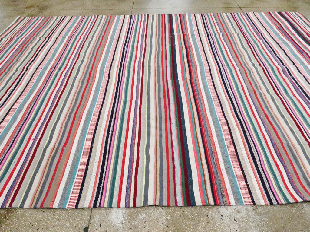 Zeitgenössischer türkischer handgefertigter Flachgewebe-Teppich in Zimmergröße mit lebhaften Farben (Wolle) im Angebot