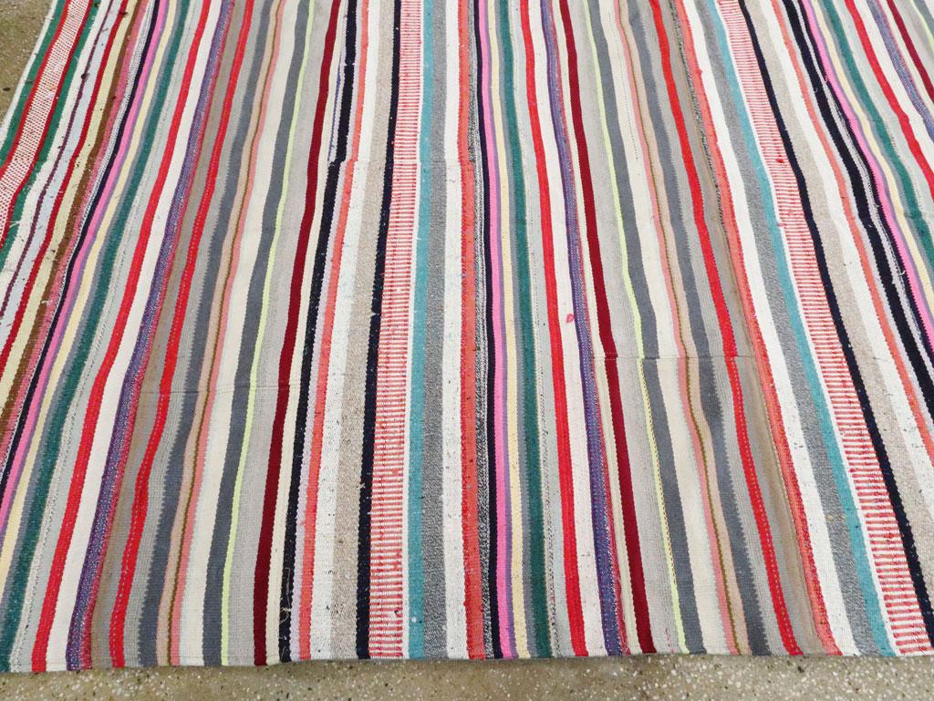 Zeitgenössischer türkischer handgefertigter Flachgewebe-Teppich in Zimmergröße mit lebhaften Farben im Angebot 1
