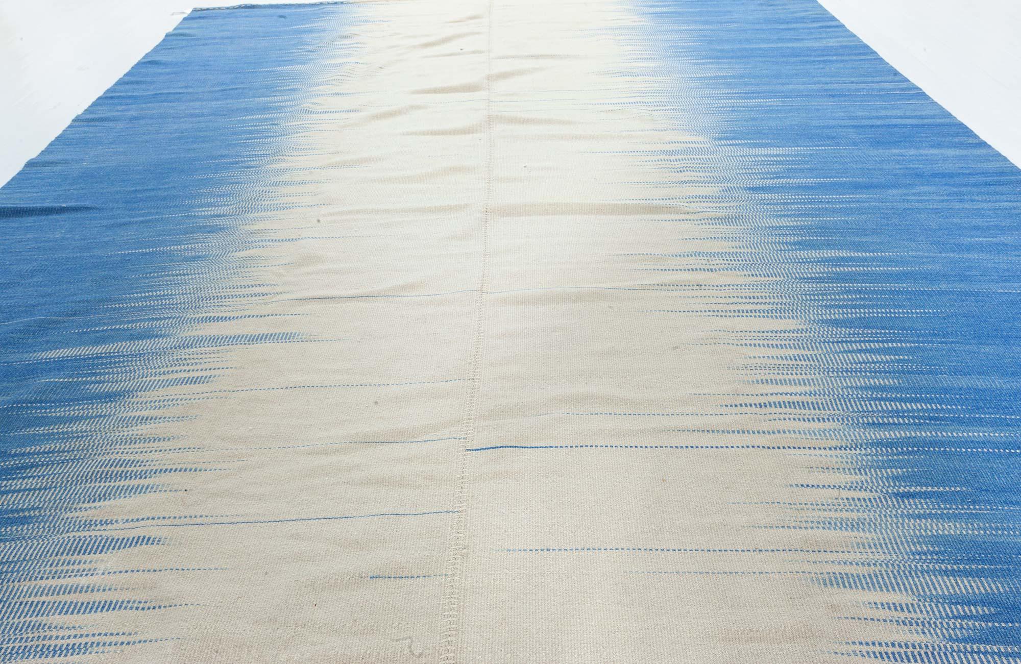 Alfombra turca contemporánea Kilim de lana beige y azul de Doris Leslie Blau Turco en venta