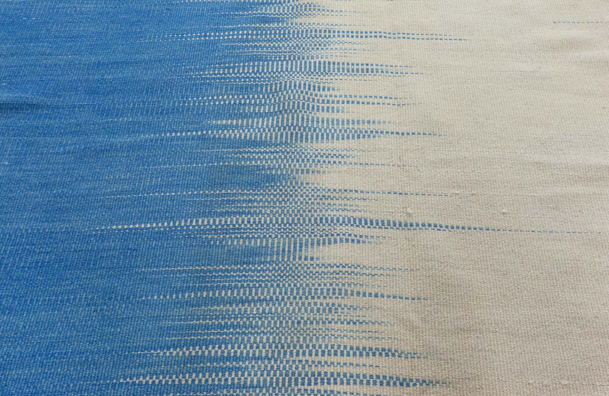 Alfombra turca contemporánea Kilim de lana beige y azul de Doris Leslie Blau Anudado a mano en venta