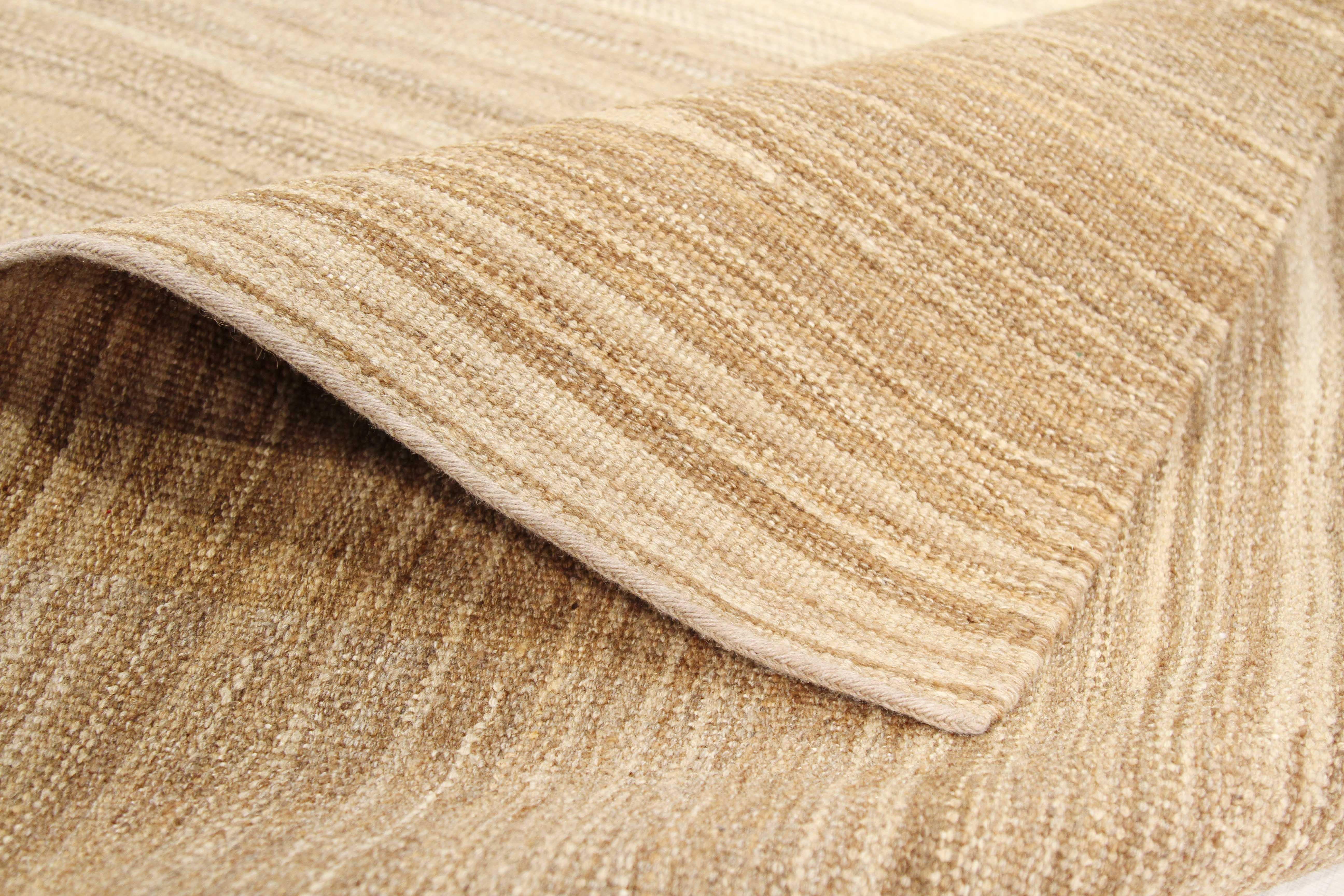 Alfombra Kilim Turca Contemporánea con Mezcla de Campo Marfil y Marrón Turco en venta