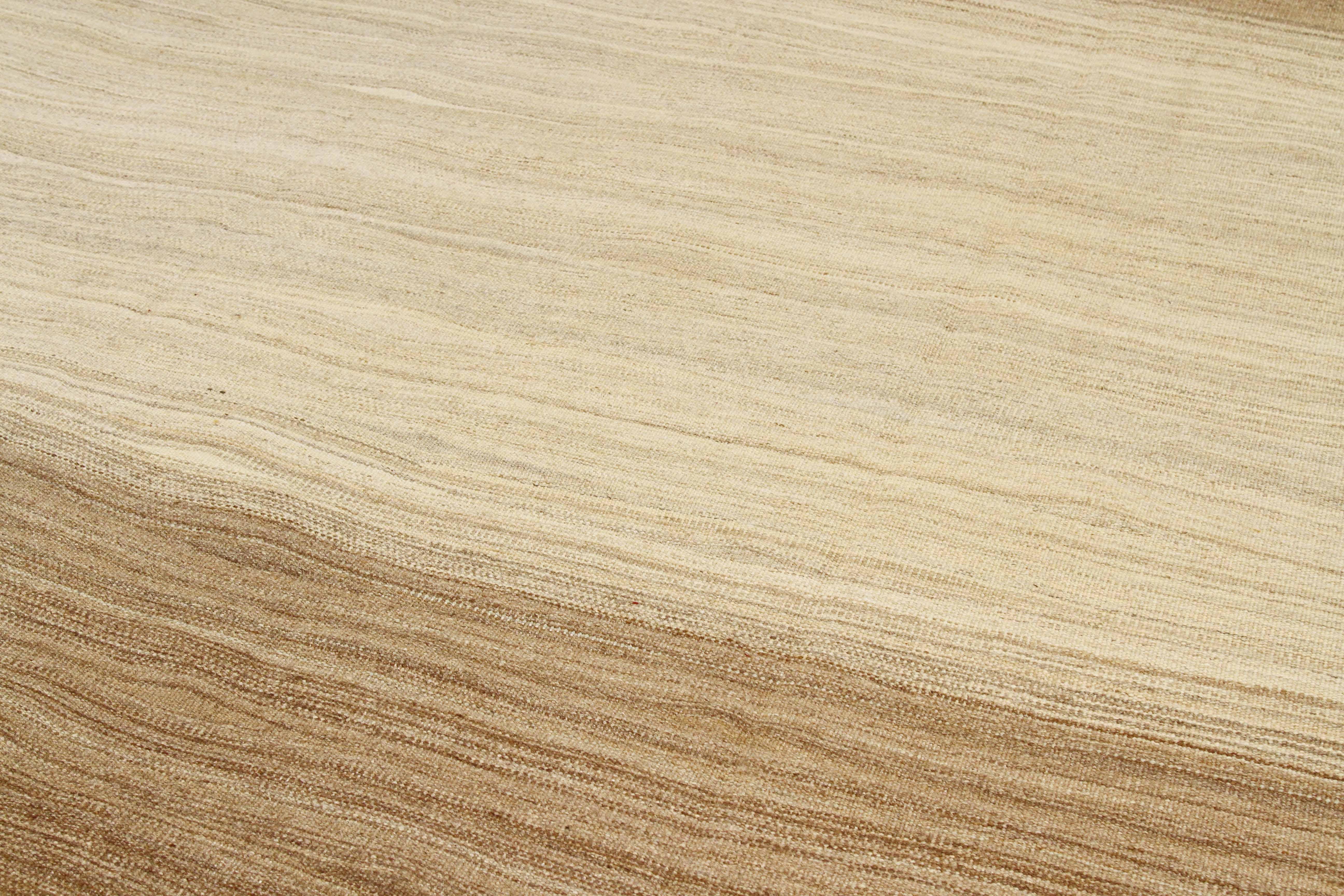Alfombra Kilim Turca Contemporánea con Mezcla de Campo Marfil y Marrón Tejido a mano en venta