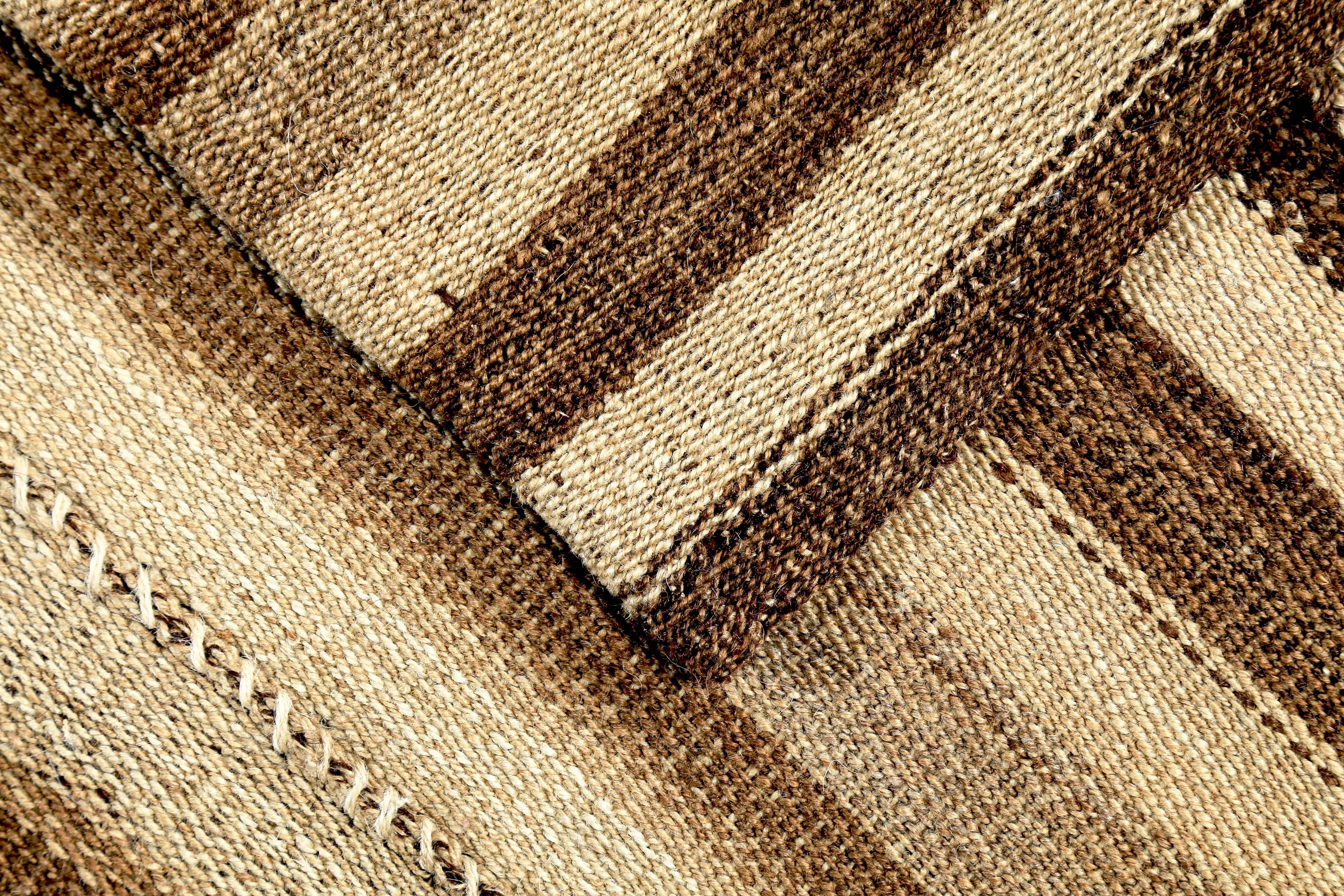 Tappeto turco contemporaneo Rug & Kilim con strisce nere e marroni su campo beige In condizioni Nuovo in vendita a Dallas, TX
