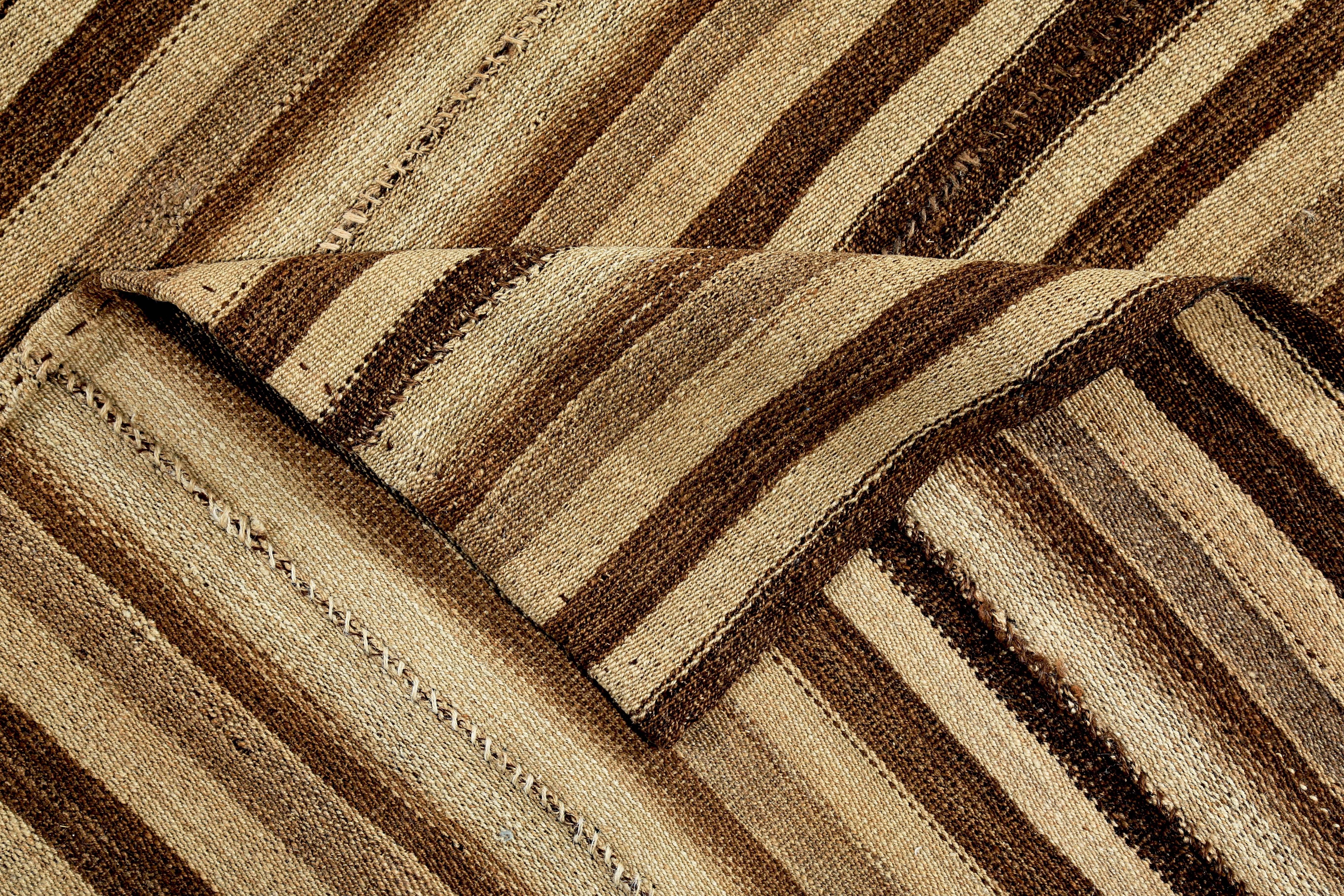XXI secolo e contemporaneo Tappeto turco contemporaneo Rug & Kilim con strisce nere e marroni su campo beige in vendita
