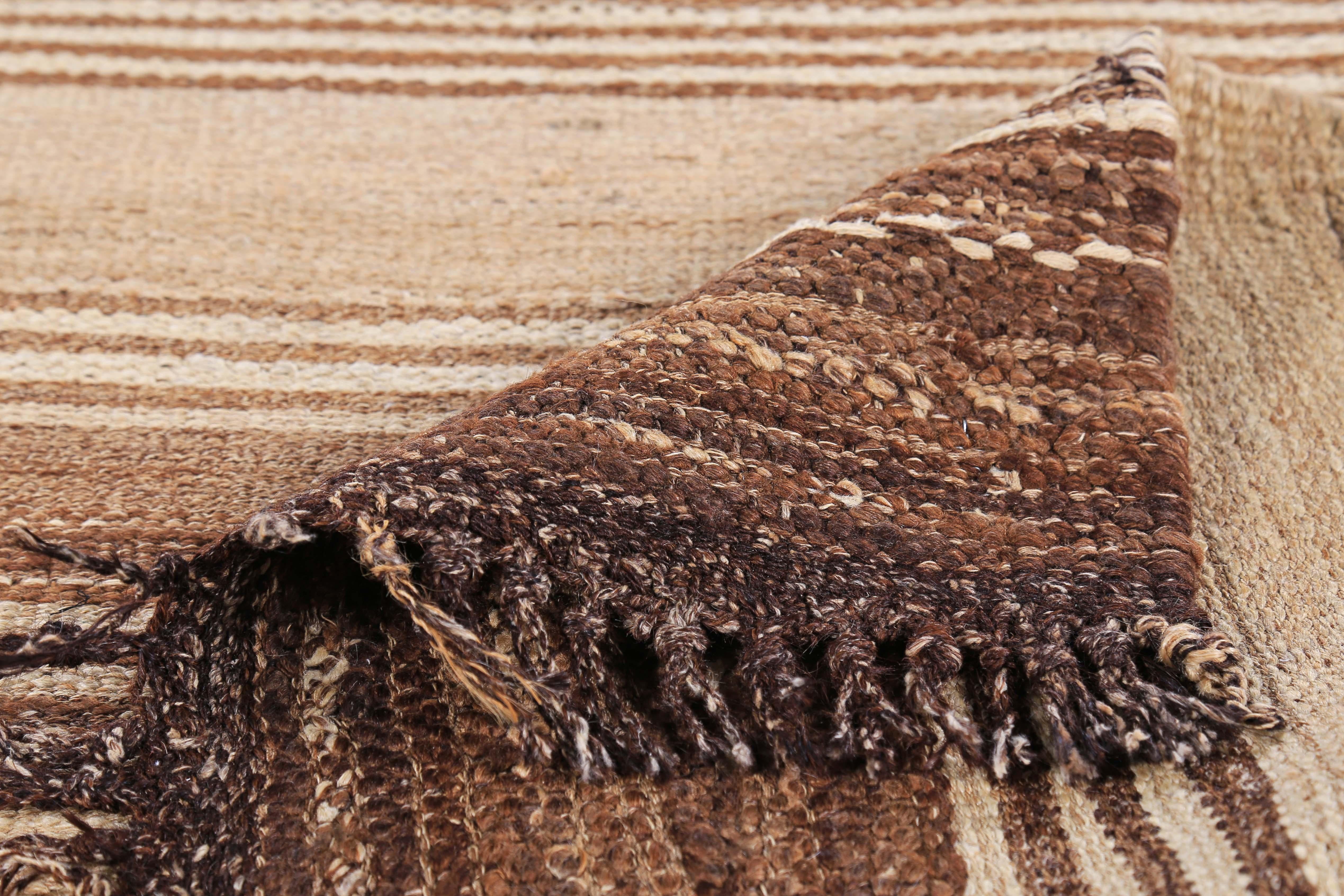 Alfombra turca contemporánea Kilim con rayas marrones sobre fondo beige en Nuevo estado para la venta en Dallas, TX