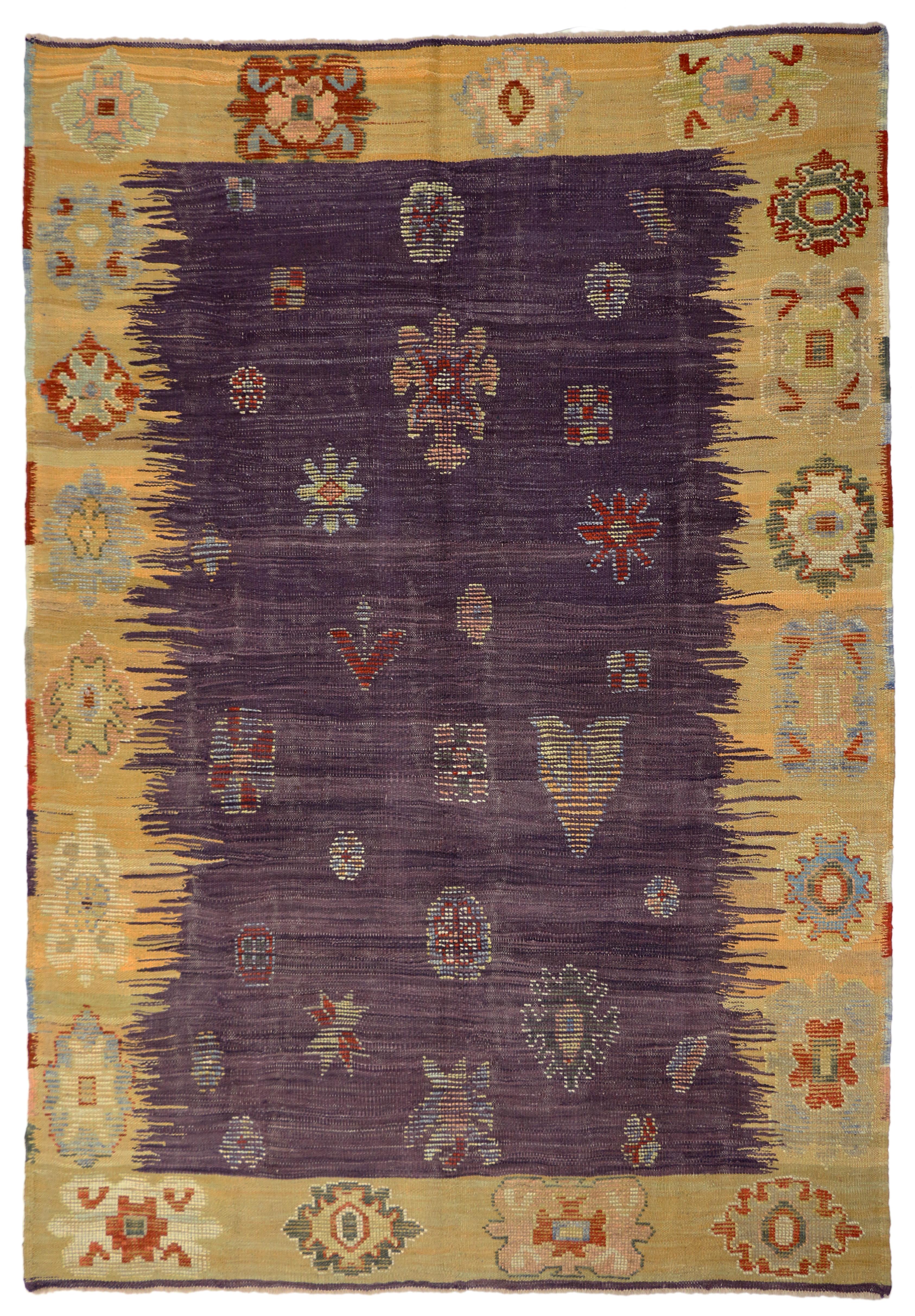 52203 Türkischer Kelim-Teppich mit Stammesmotiv. Lila- und Gelbtöne werden in diesem modernen türkischen Kelimteppich verspielt. Eine Vielzahl von geometrischen Motiven sorgt für Dimension und Farbdynamik und passt perfekt zum Tribal-Stil. Die
