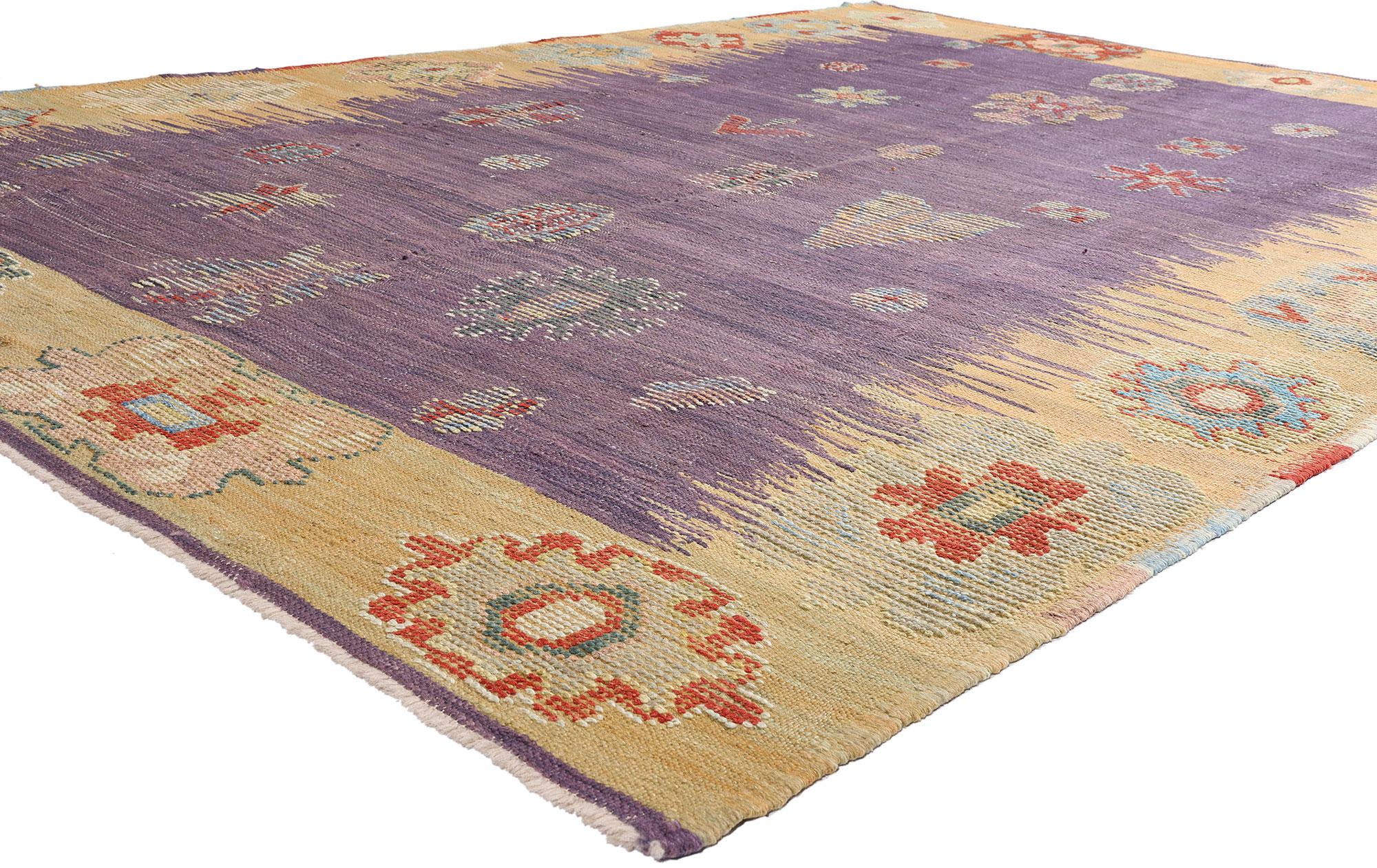 52203 Türkischer Kelim-Teppich mit Stammesmotiv. Lila- und Gelbtöne werden in diesem modernen türkischen Kelimteppich verspielt. Eine Vielzahl von geometrischen Motiven sorgt für Dimension und Farbdynamik und passt perfekt zum Tribal-Stil. Die