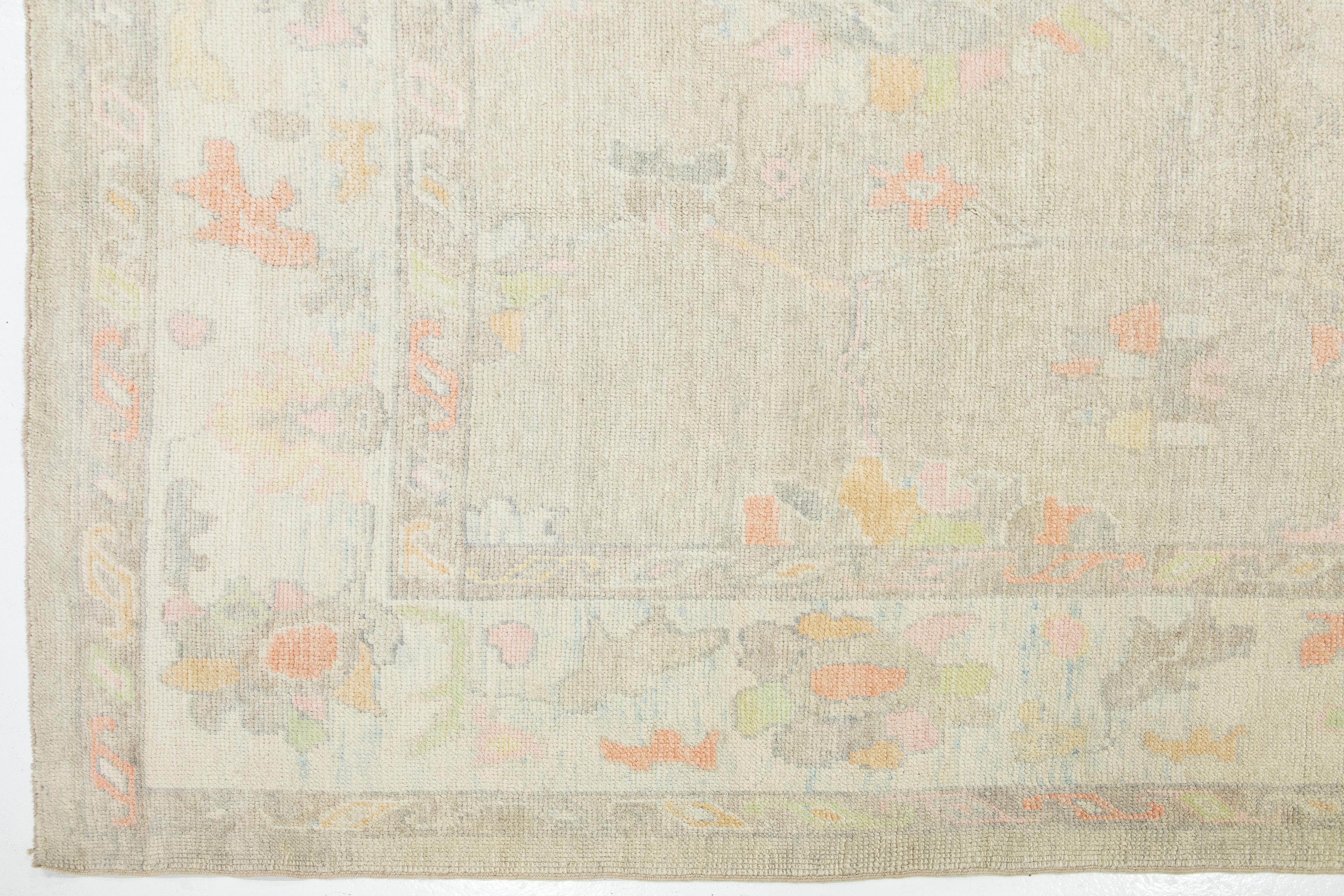 Alfombra Turca Contemporánea De Lana Floral Oushak En Beige en venta 1