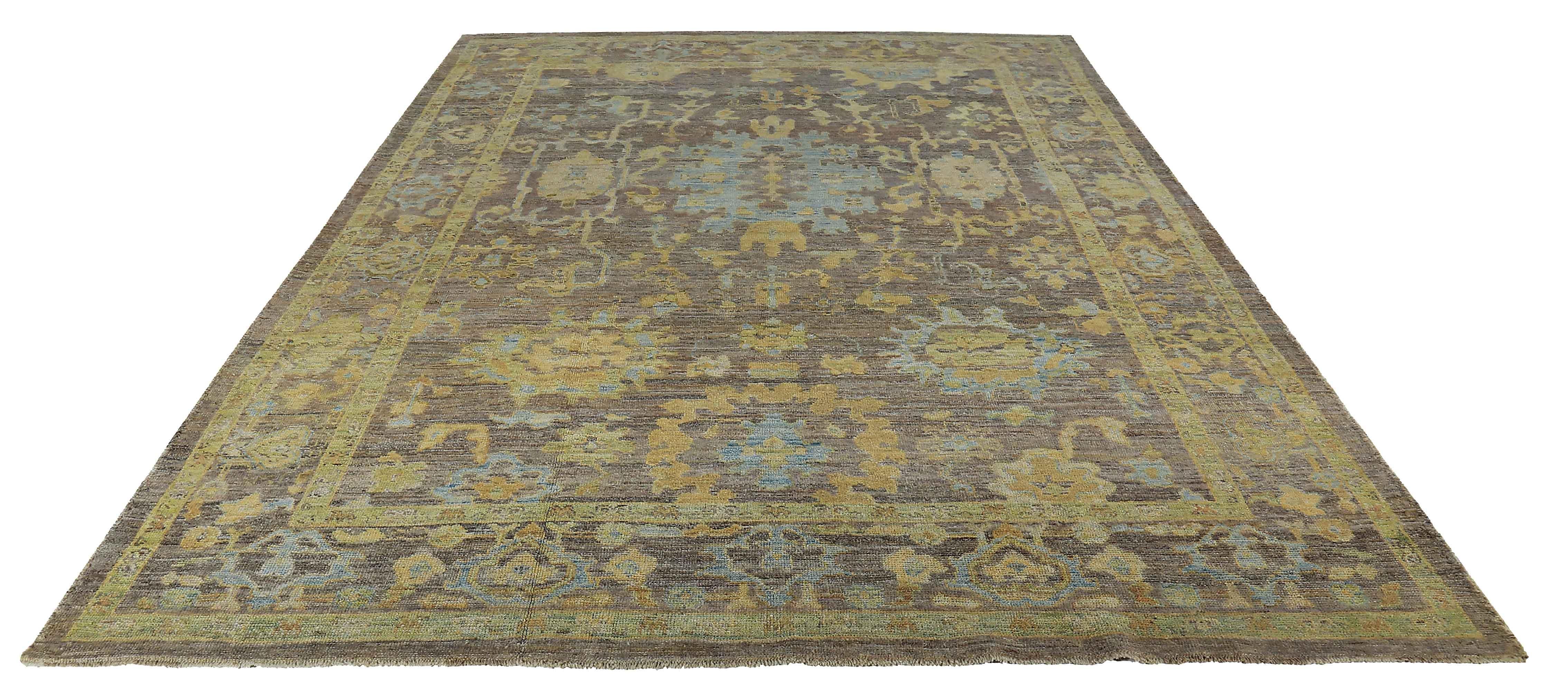 Alfombra turca contemporánea de lana de oveja tejida a mano de la mejor calidad. Está coloreado con tintes vegetales orgánicos certificados como seguros tanto para humanos como para mascotas. Presenta detalles florales azules y dorados sobre un rico