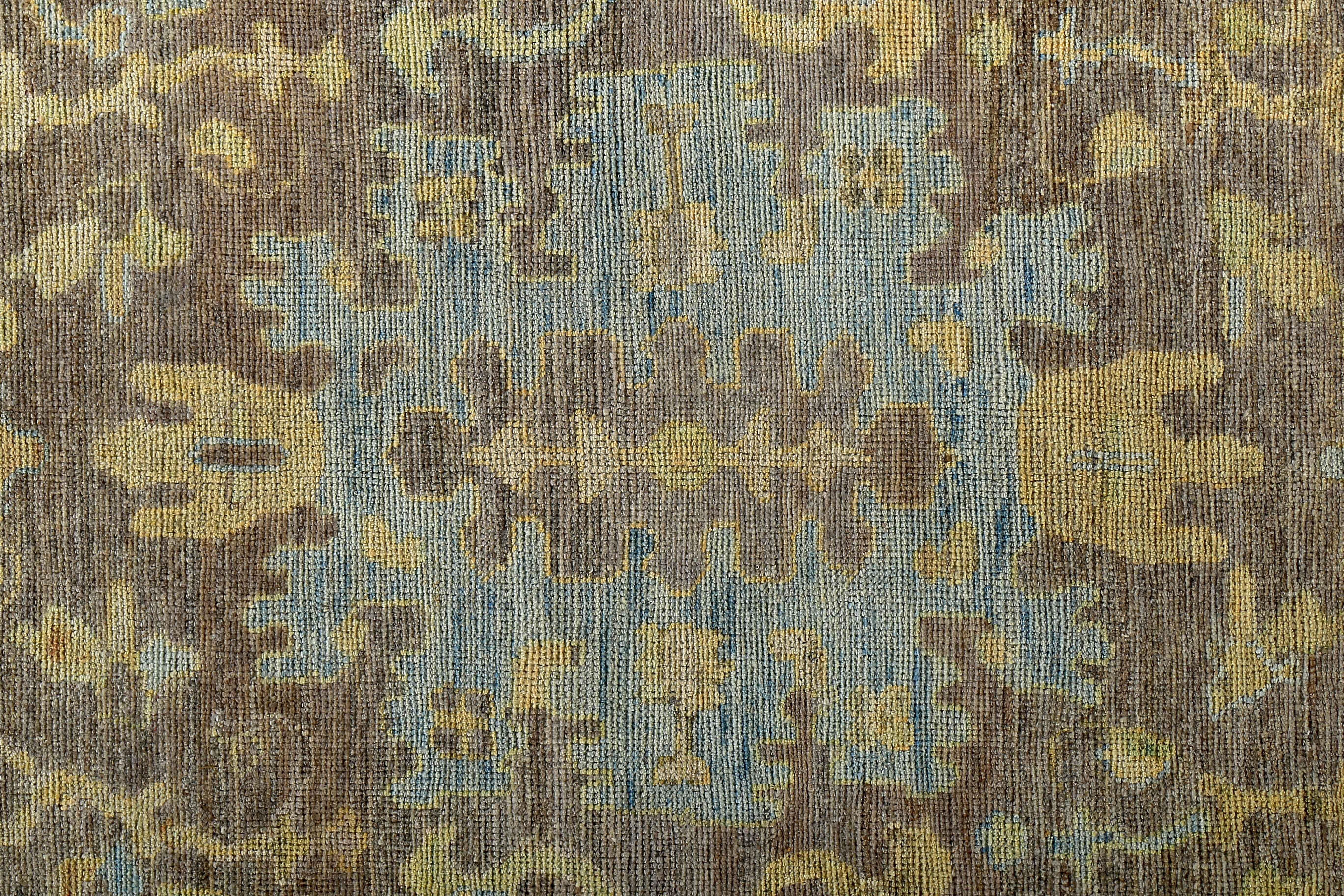 Alfombra turca contemporánea Oushak marrón con motivos florales azules y dorados Turco en venta