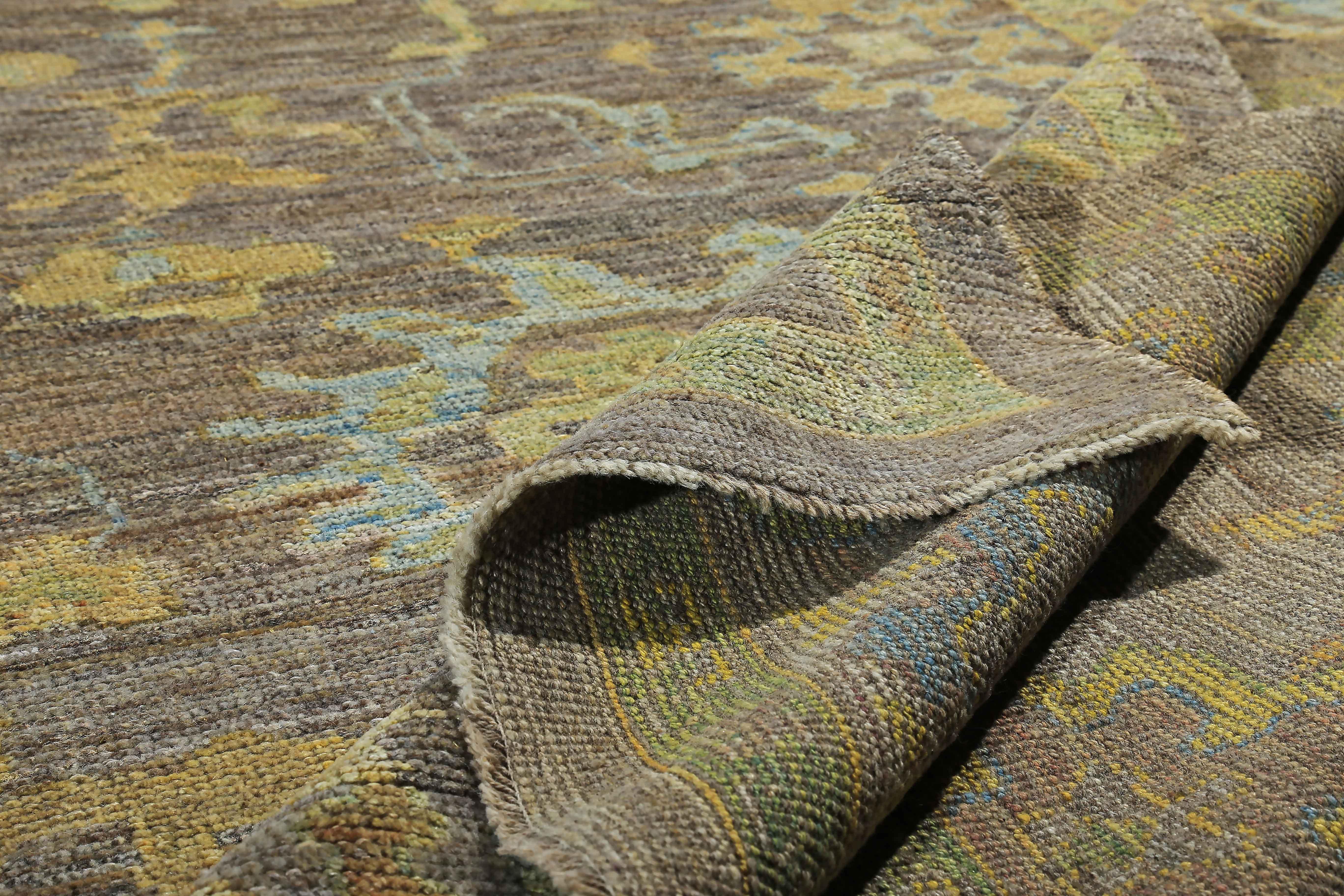 Alfombra turca contemporánea Oushak marrón con motivos florales azules y dorados Tejido a mano en venta