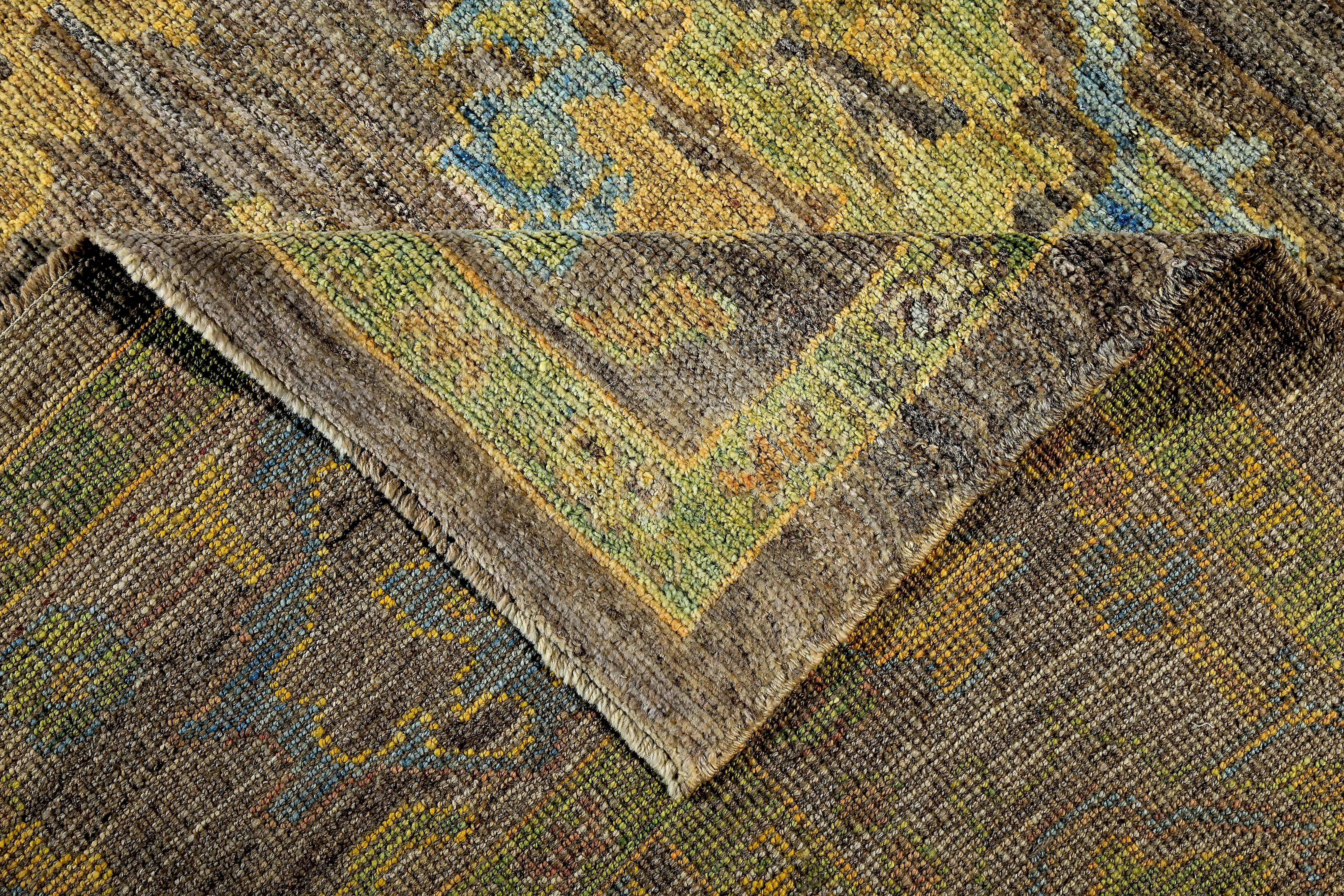 Alfombra turca contemporánea Oushak marrón con motivos florales azules y dorados en venta 2
