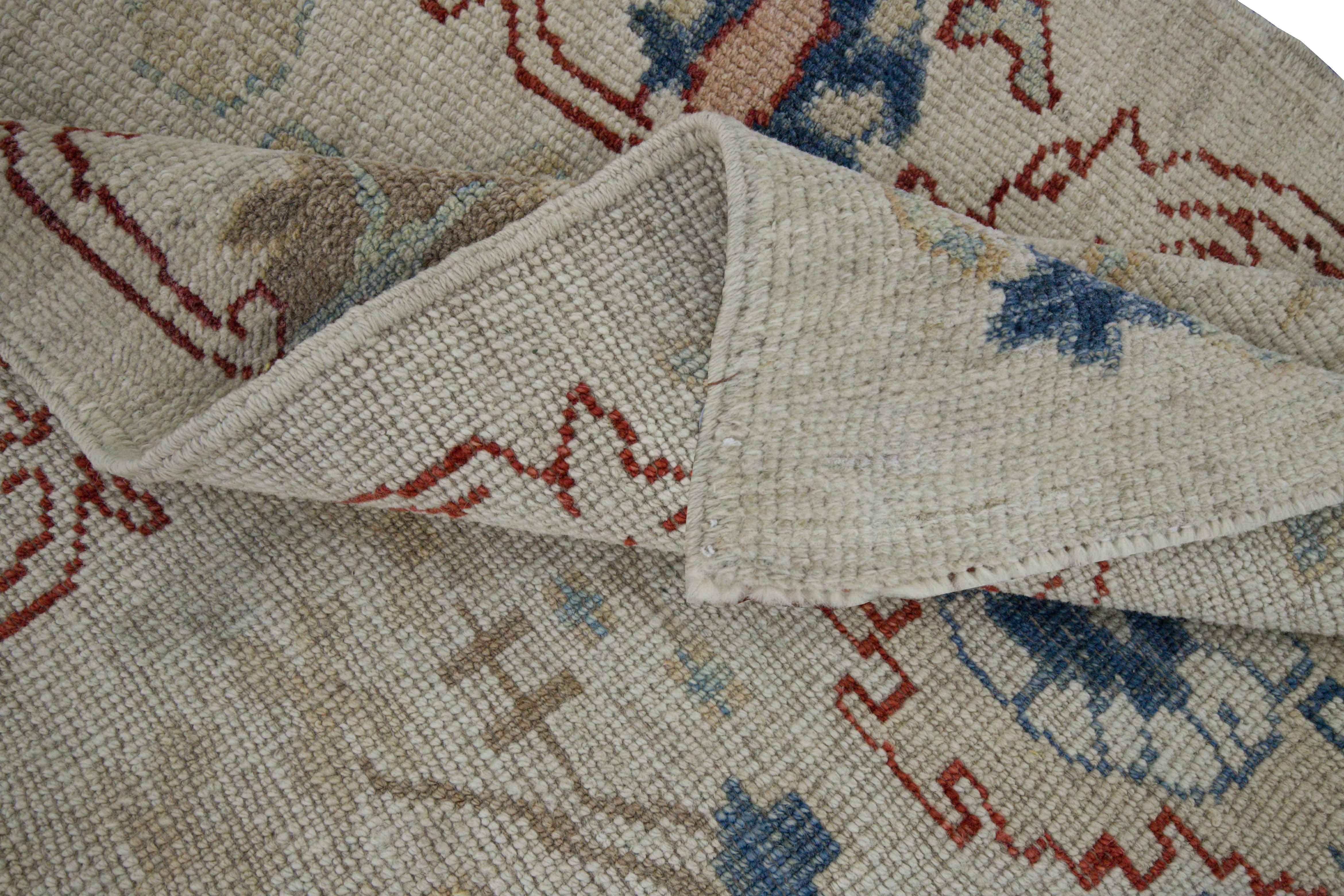 Nouveau tapis turc en laine de mouton tissée à la main de la plus haute qualité. Il est coloré avec des teintures végétales biologiques certifiées sans danger pour les humains et les animaux de compagnie. Il présente un champ ivoire avec une bordure
