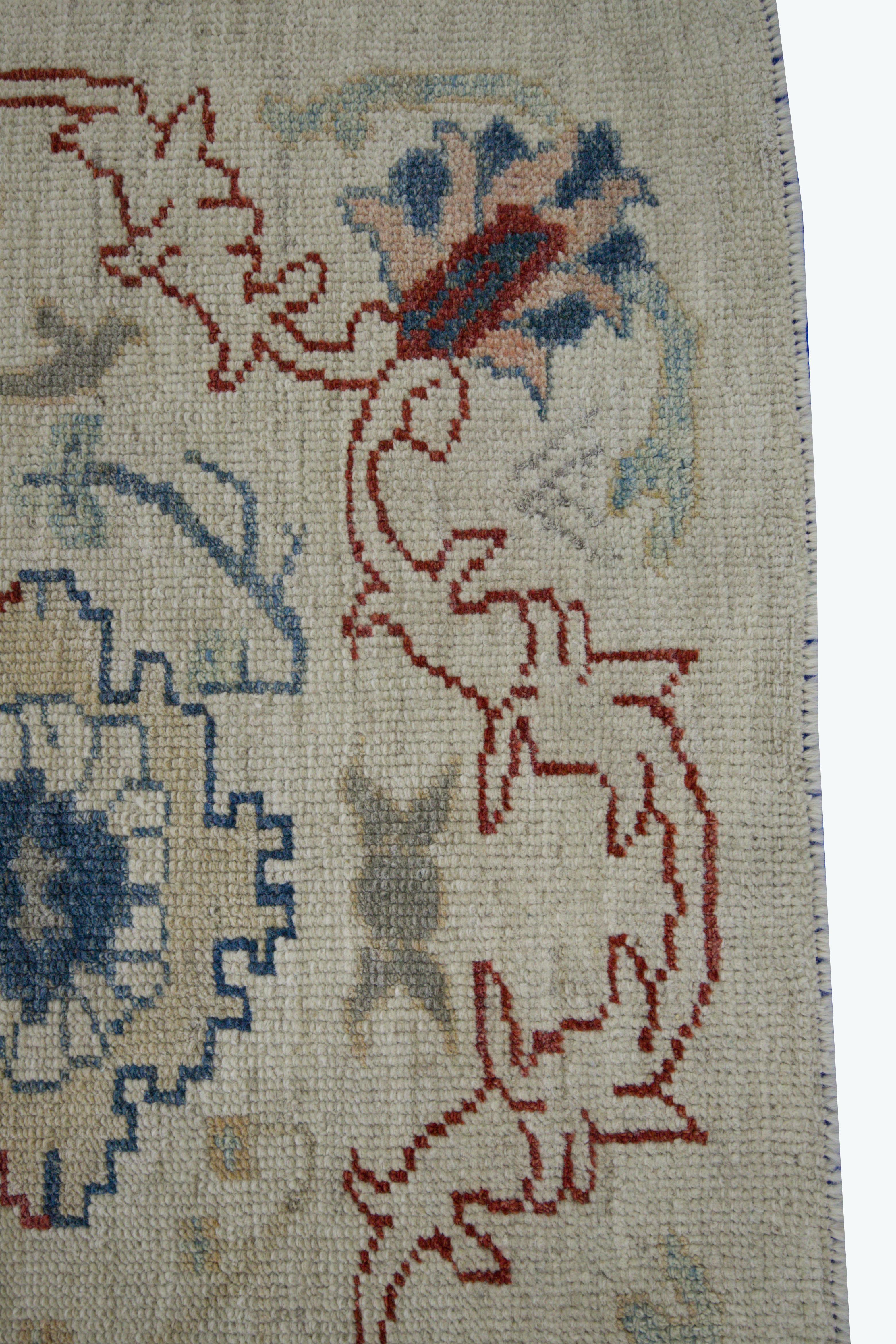 Turc Tapis Oushak turc contemporain en ivoire avec bordure florale rouge et marine en vente