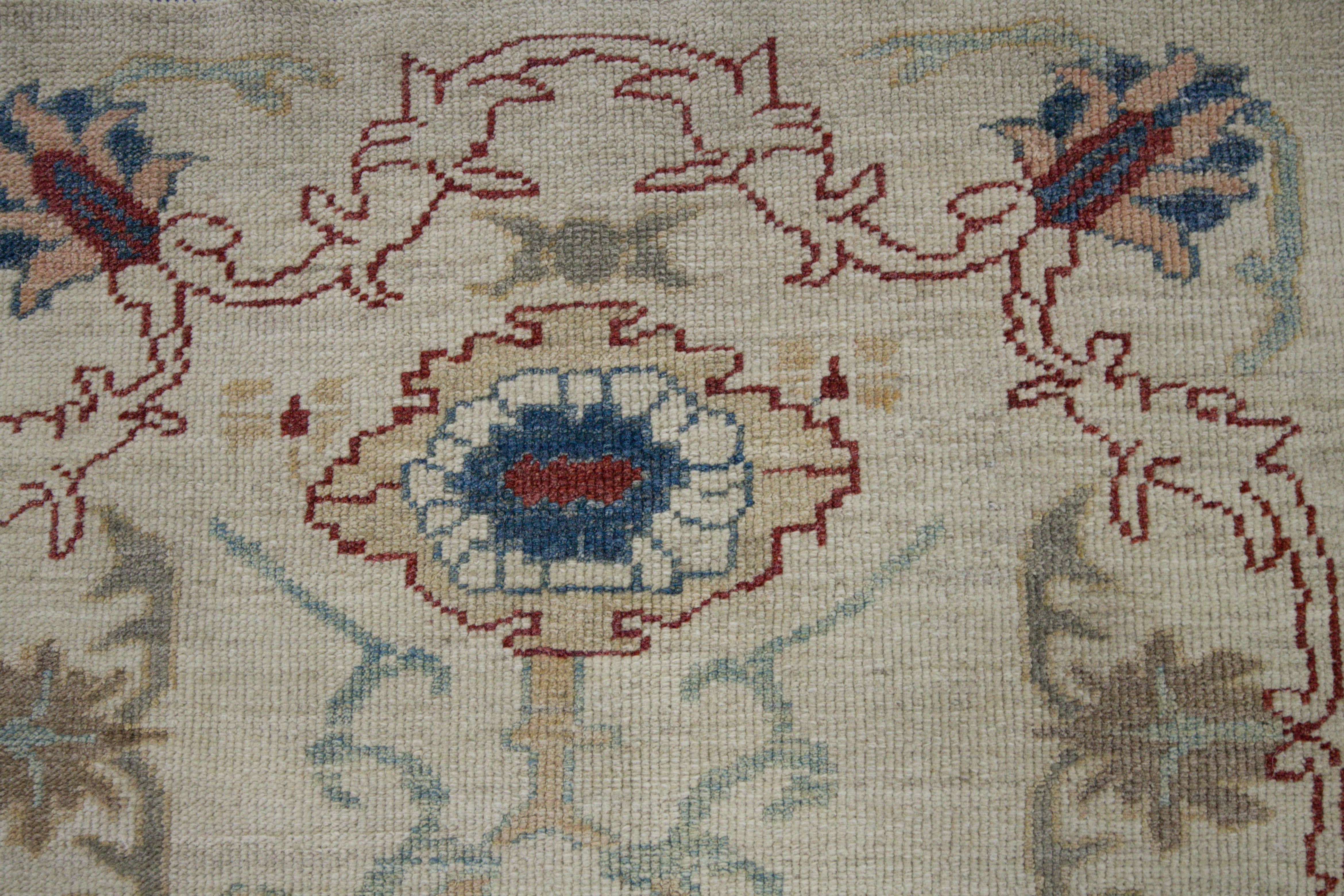 Tissé à la main Tapis Oushak turc contemporain en ivoire avec bordure florale rouge et marine en vente