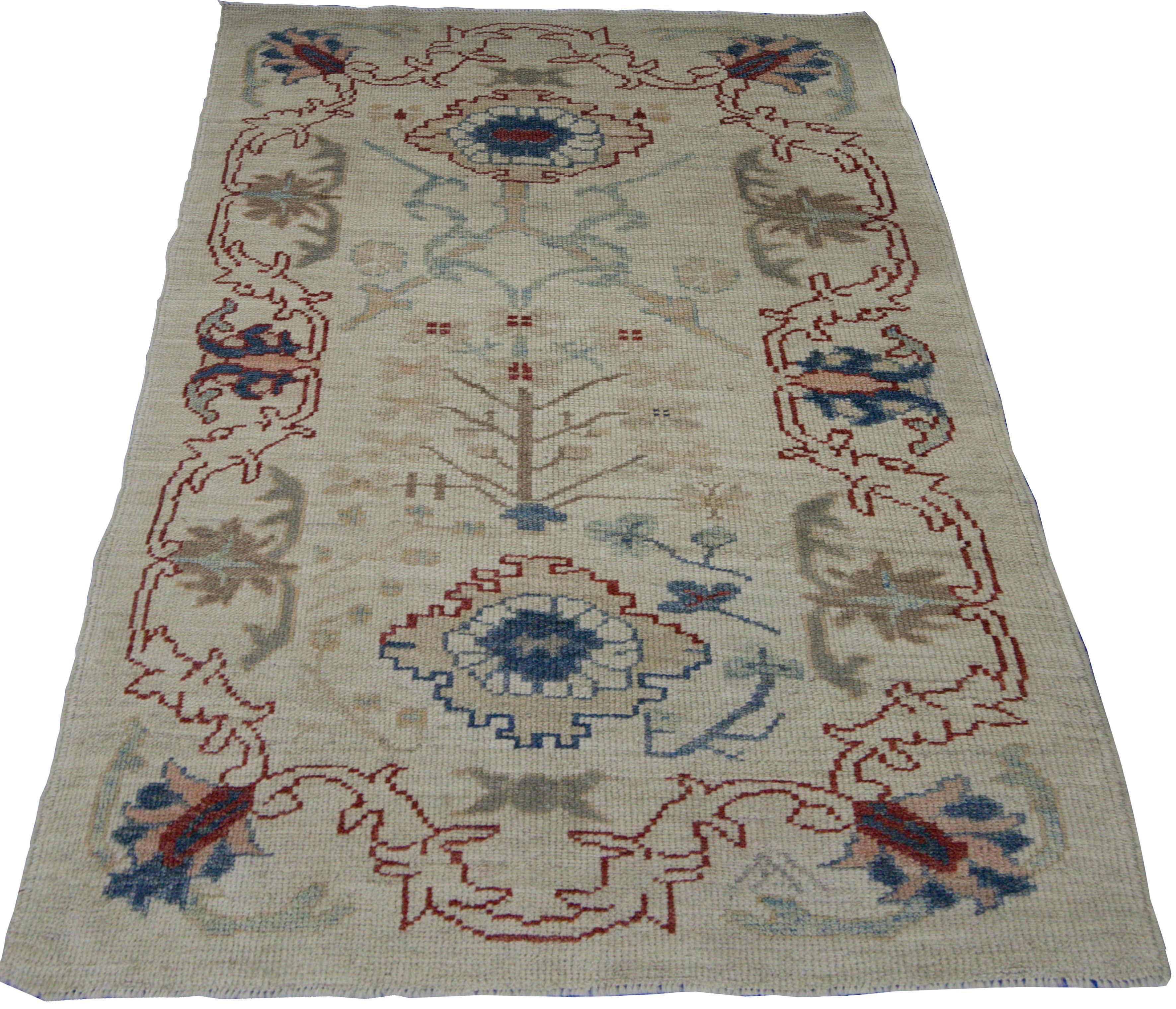 Tapis Oushak turc contemporain en ivoire avec bordure florale rouge et marine Excellent état - En vente à Dallas, TX