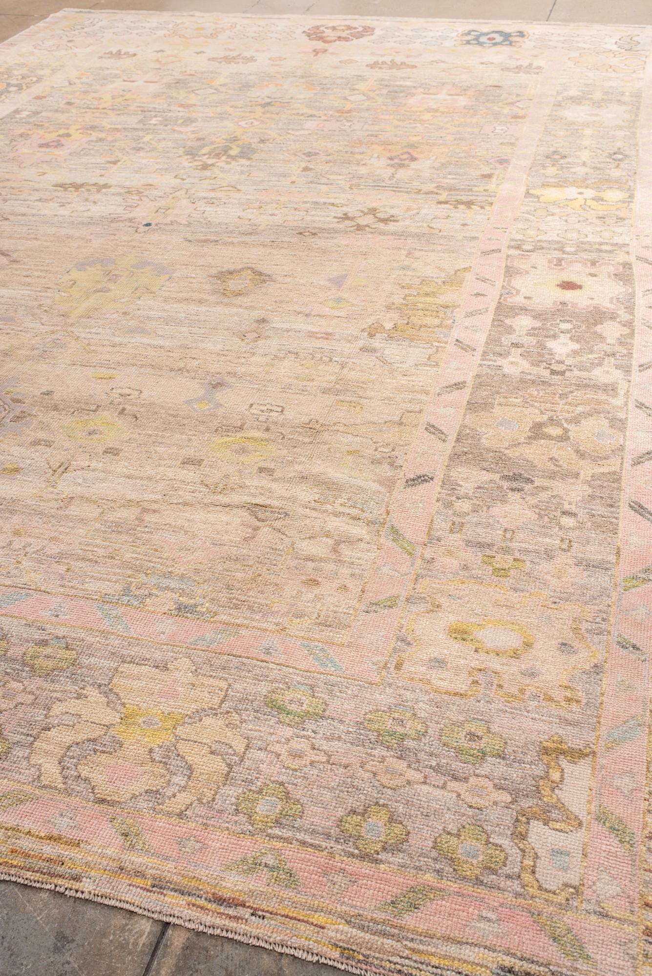 Turc Tapis turc contemporain Oushak avec une palette douce en vente