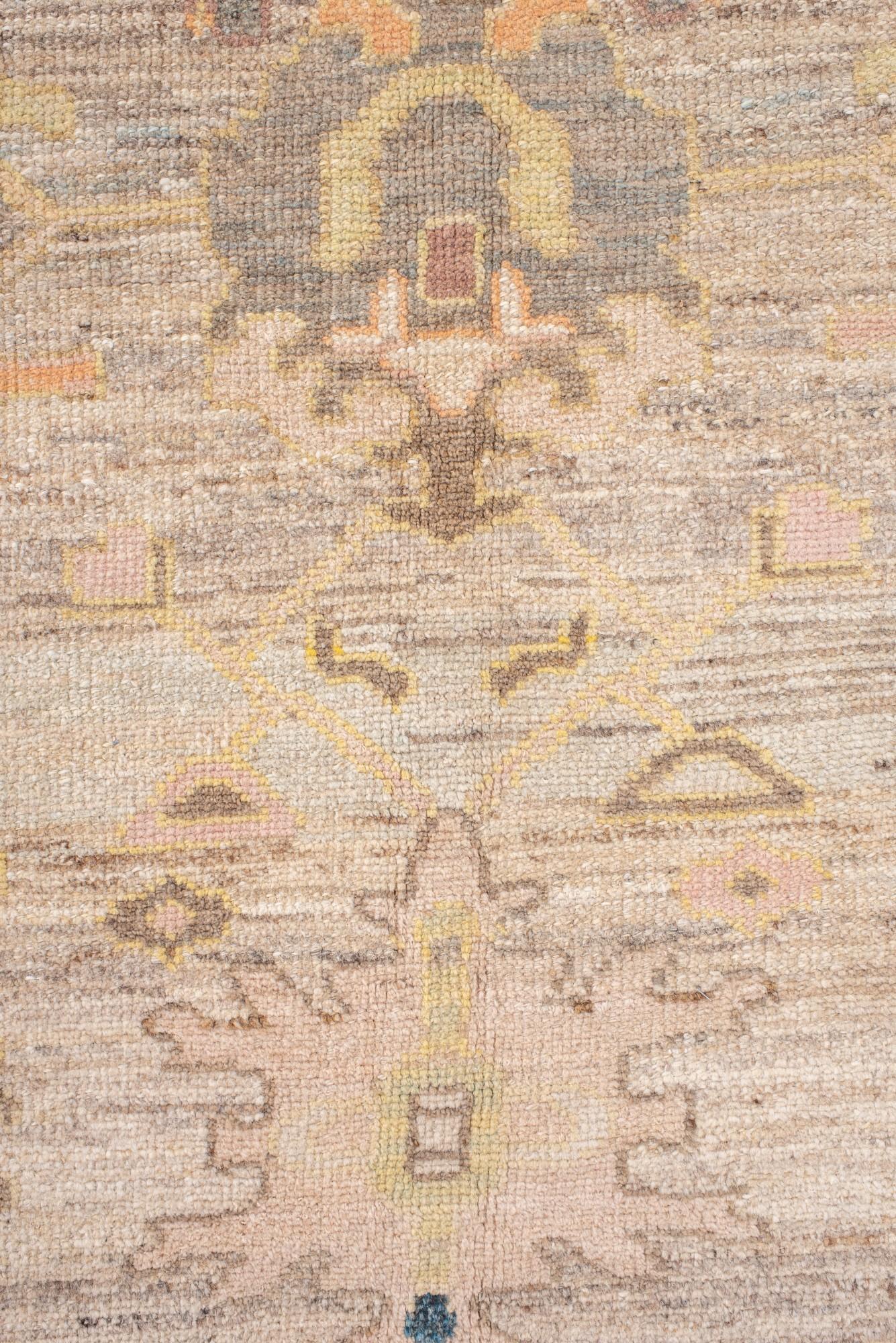 Noué à la main Tapis turc contemporain Oushak avec une palette douce en vente