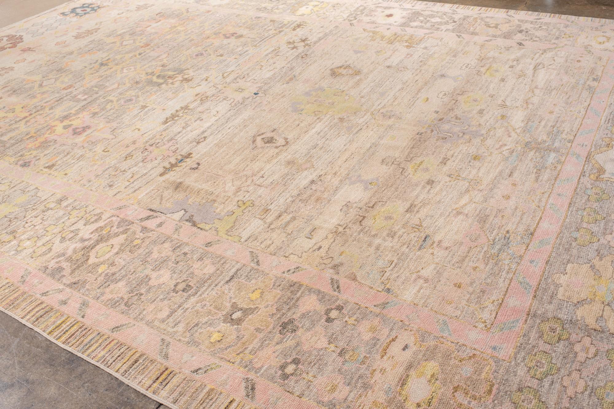 XXIe siècle et contemporain Tapis turc contemporain Oushak avec une palette douce en vente