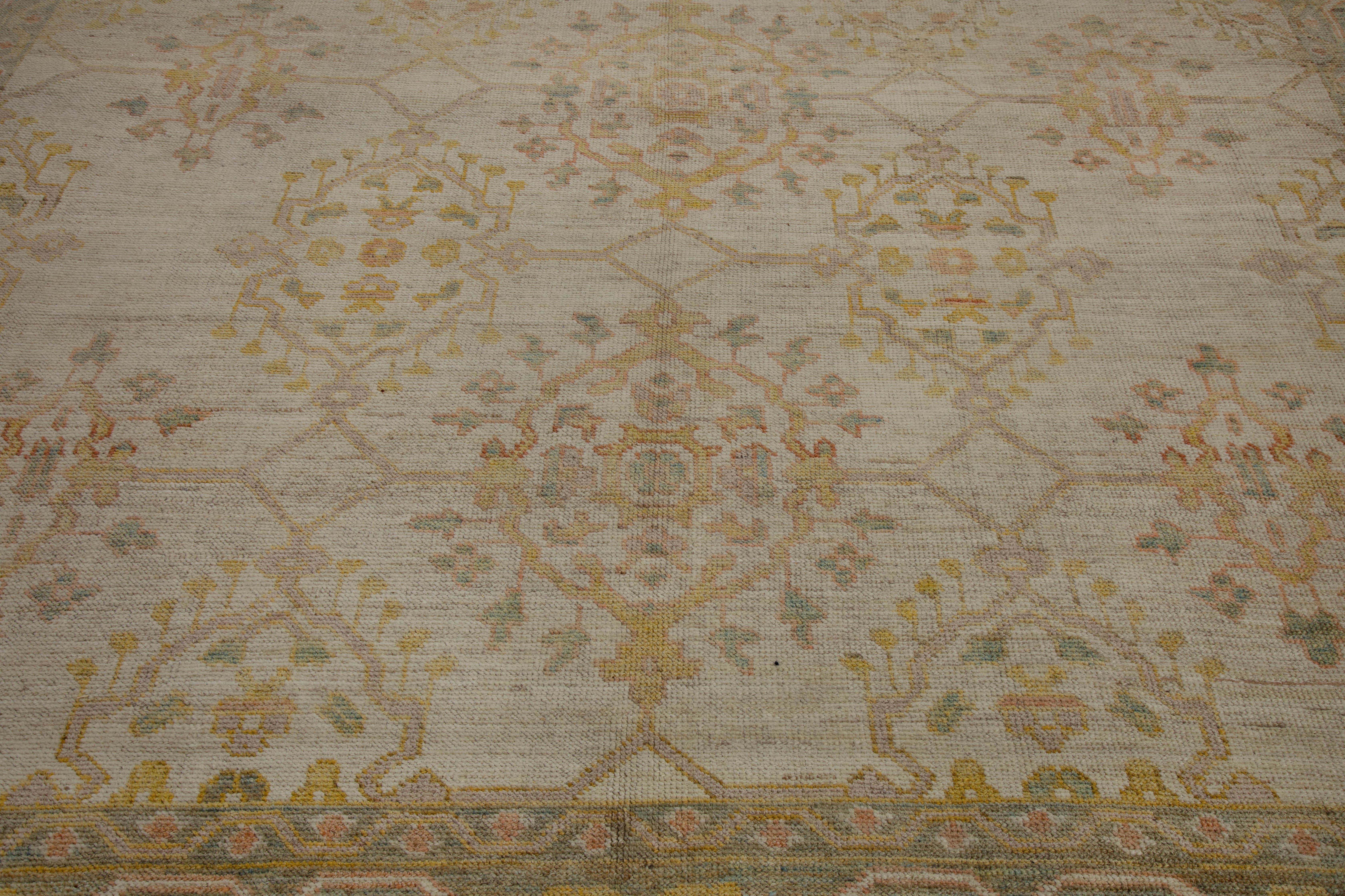 Islamico Tappeto turco contemporaneo Oushak con medaglioni floreali in marrone e beige in vendita