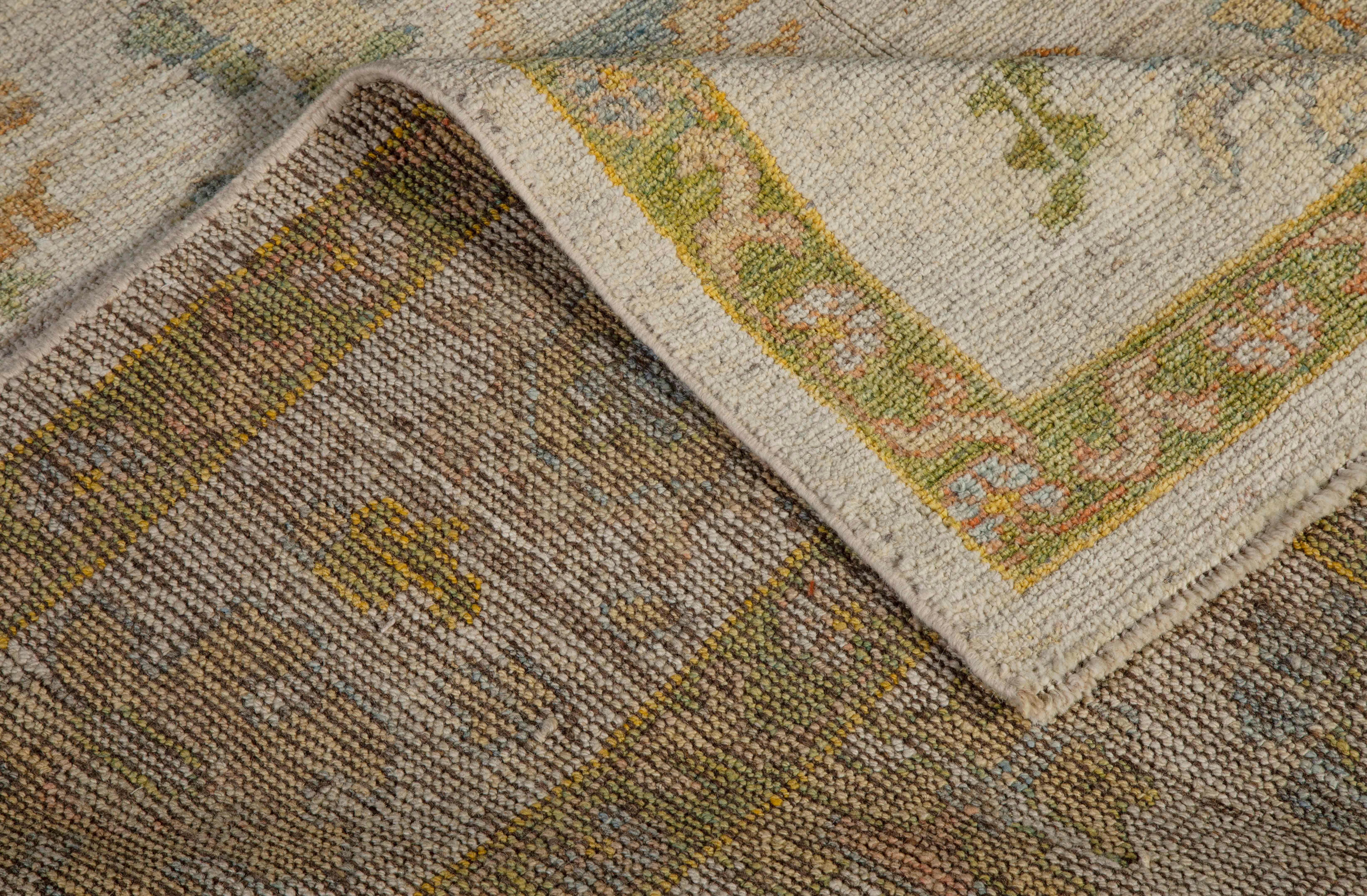 Contemporary Turkish Oushak Rug with Flower Heads Pattern over Beige Field In Excellent Condition For Sale In Dallas, TX