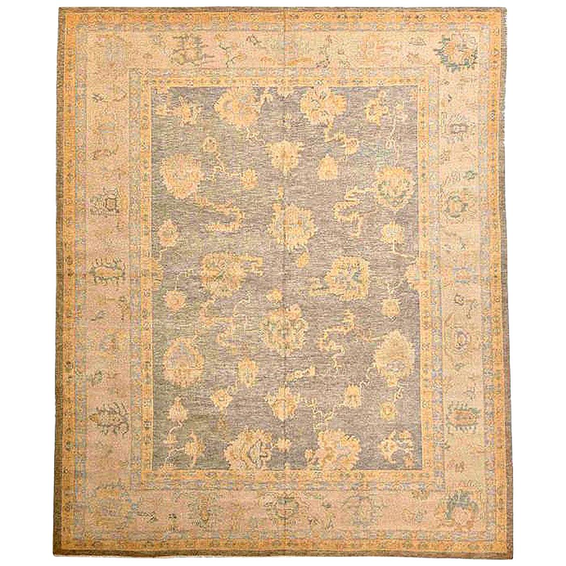 Tapis contemporain turc Oushak avec détails floraux gris et roses