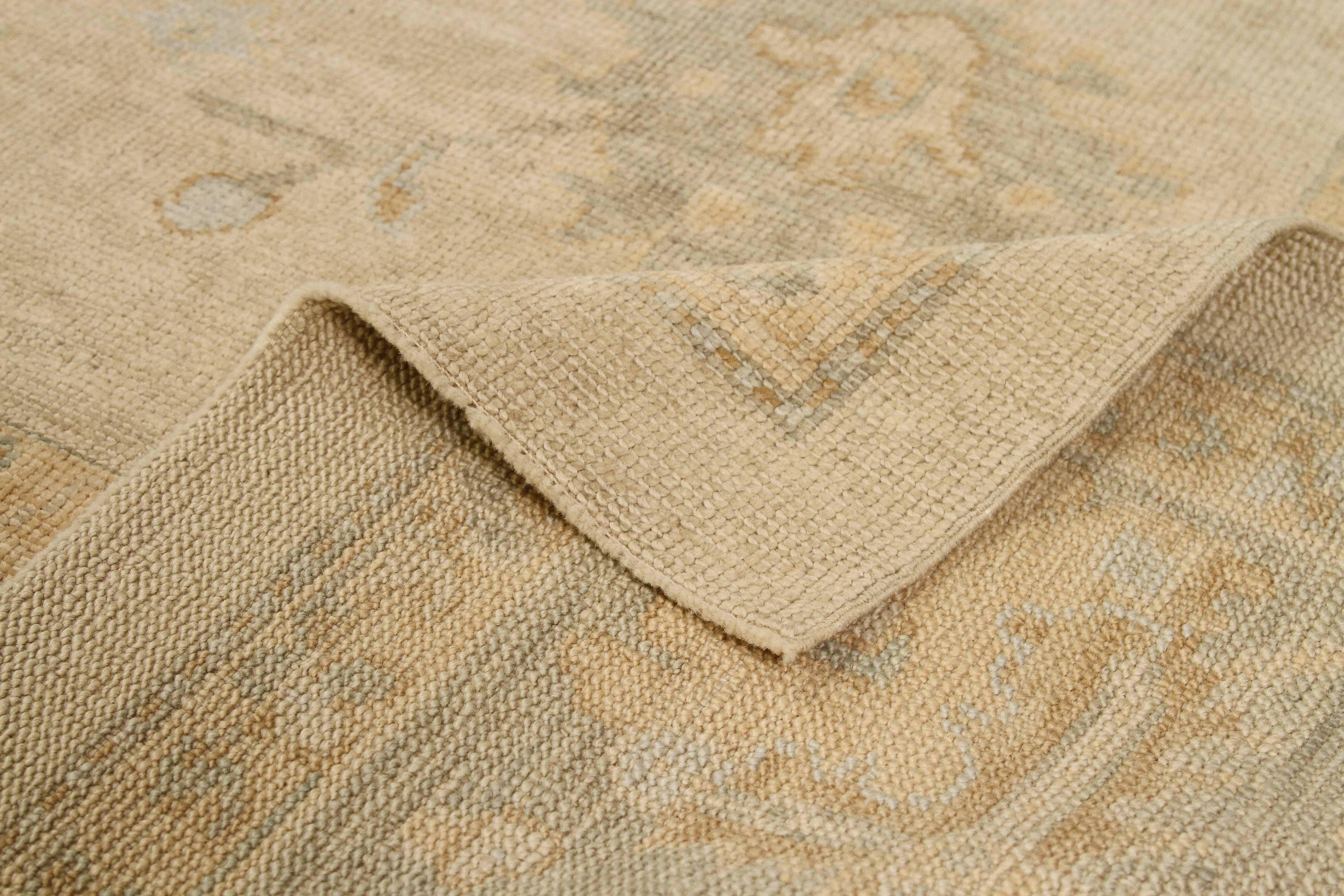 Zeitgenössischer türkischer Oushak-Teppich mit grauen und braunen Blumendetails (Türkisch) im Angebot