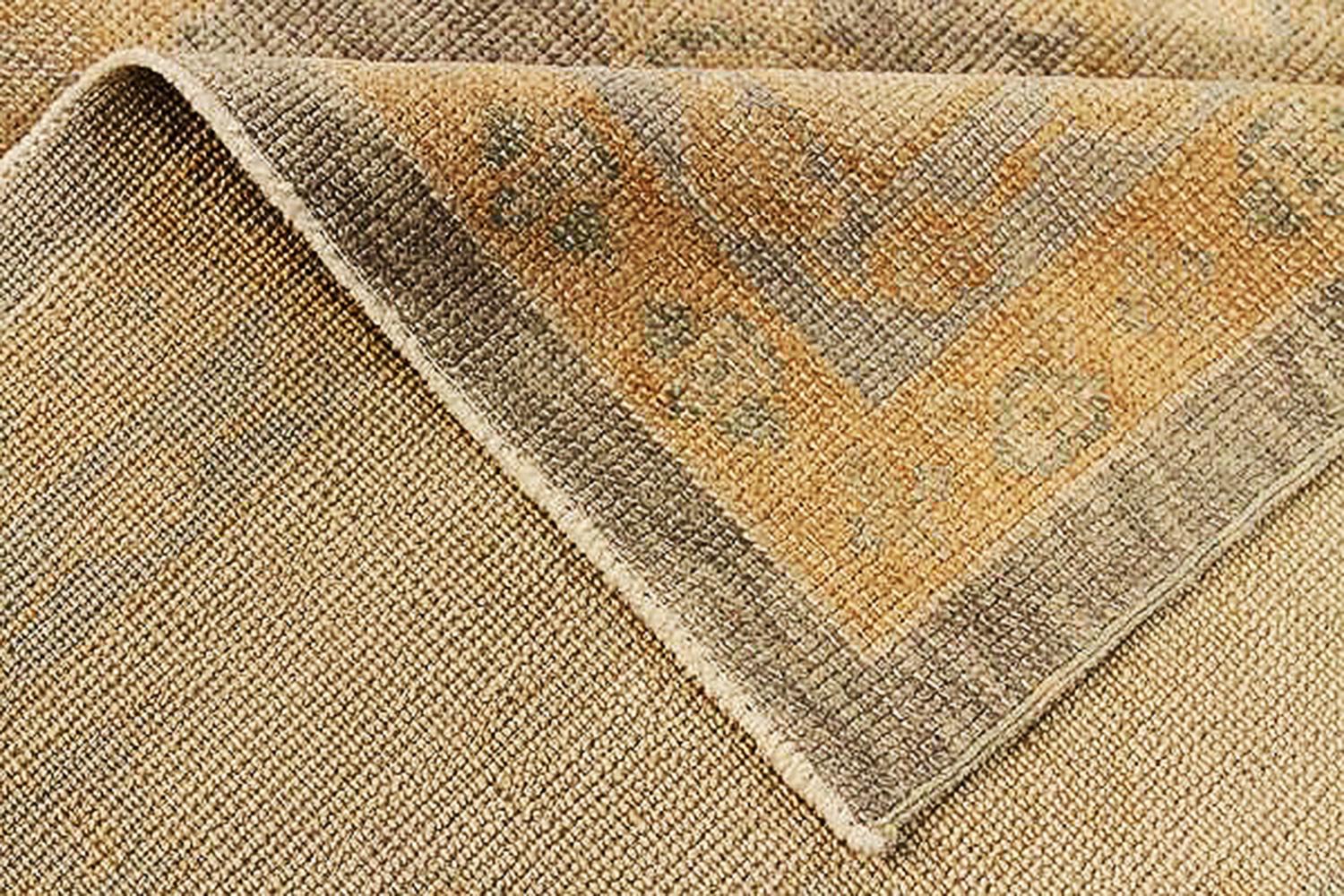 Zeitgenössischer türkischer Oushak-Teppich mit grauen und rosa Blumendetails (Türkisch) im Angebot