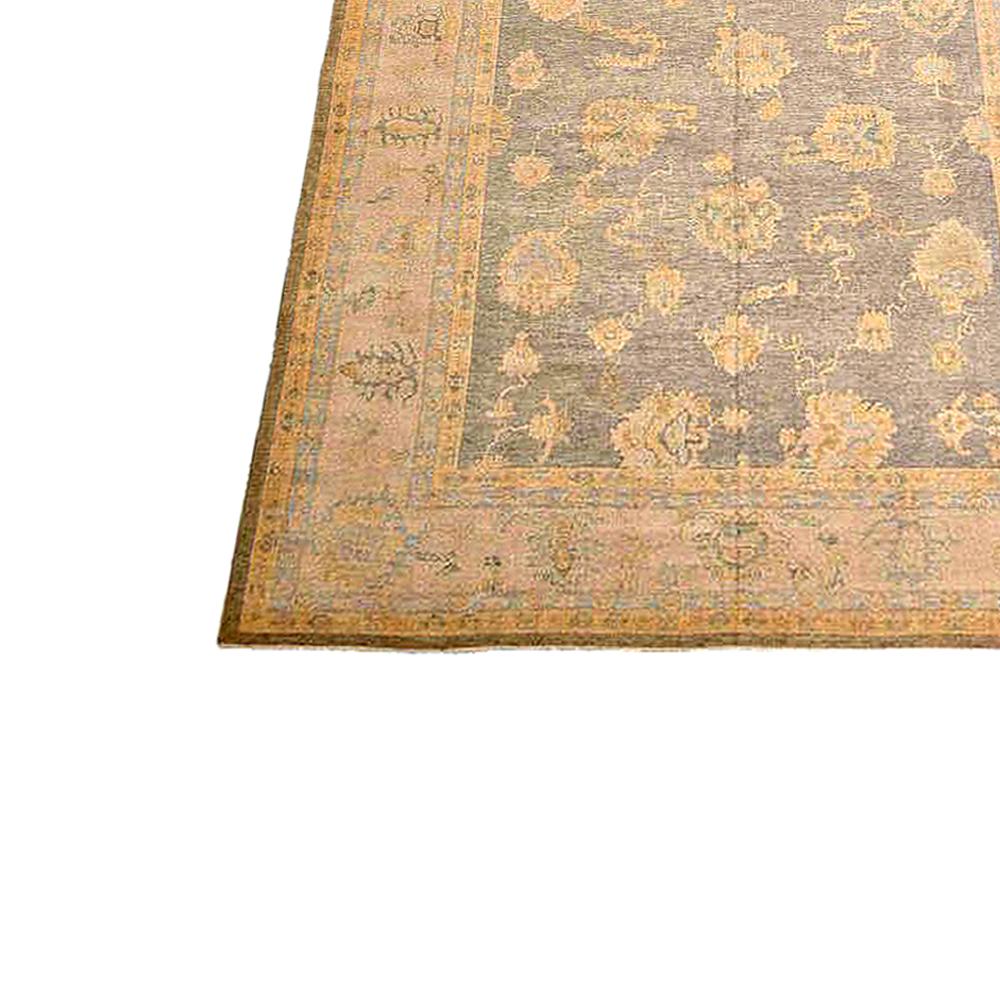 Zeitgenössischer türkischer Oushak-Teppich mit grauen und rosa Blumendetails (Handgewebt) im Angebot