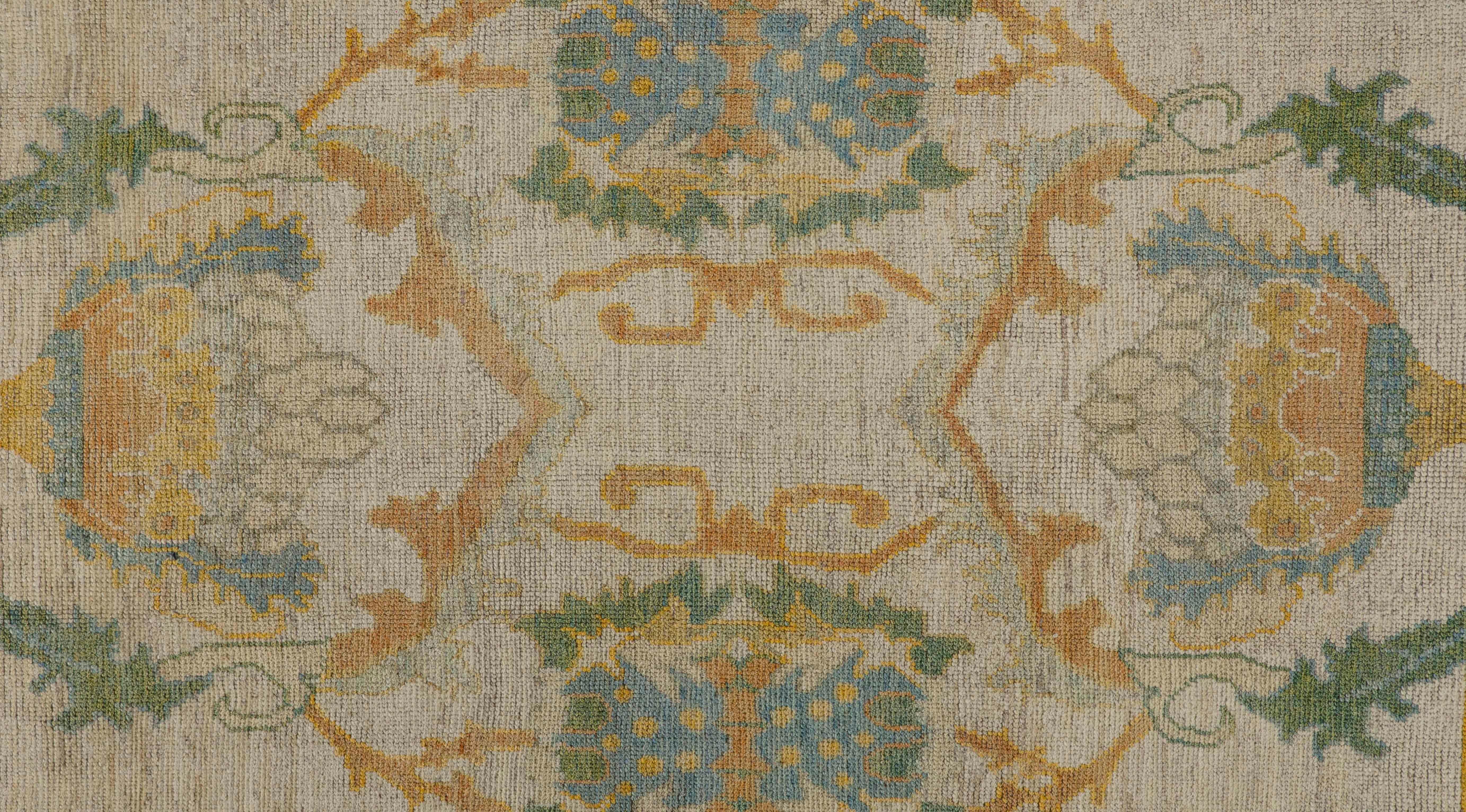 20ième siècle Tapis turc contemporain Oushak à motifs floraux verts et bleus en vente