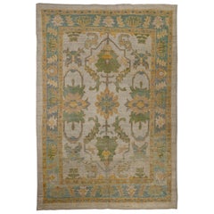 Tapis turc contemporain d'Oushak avec motifs floraux verts et bleus