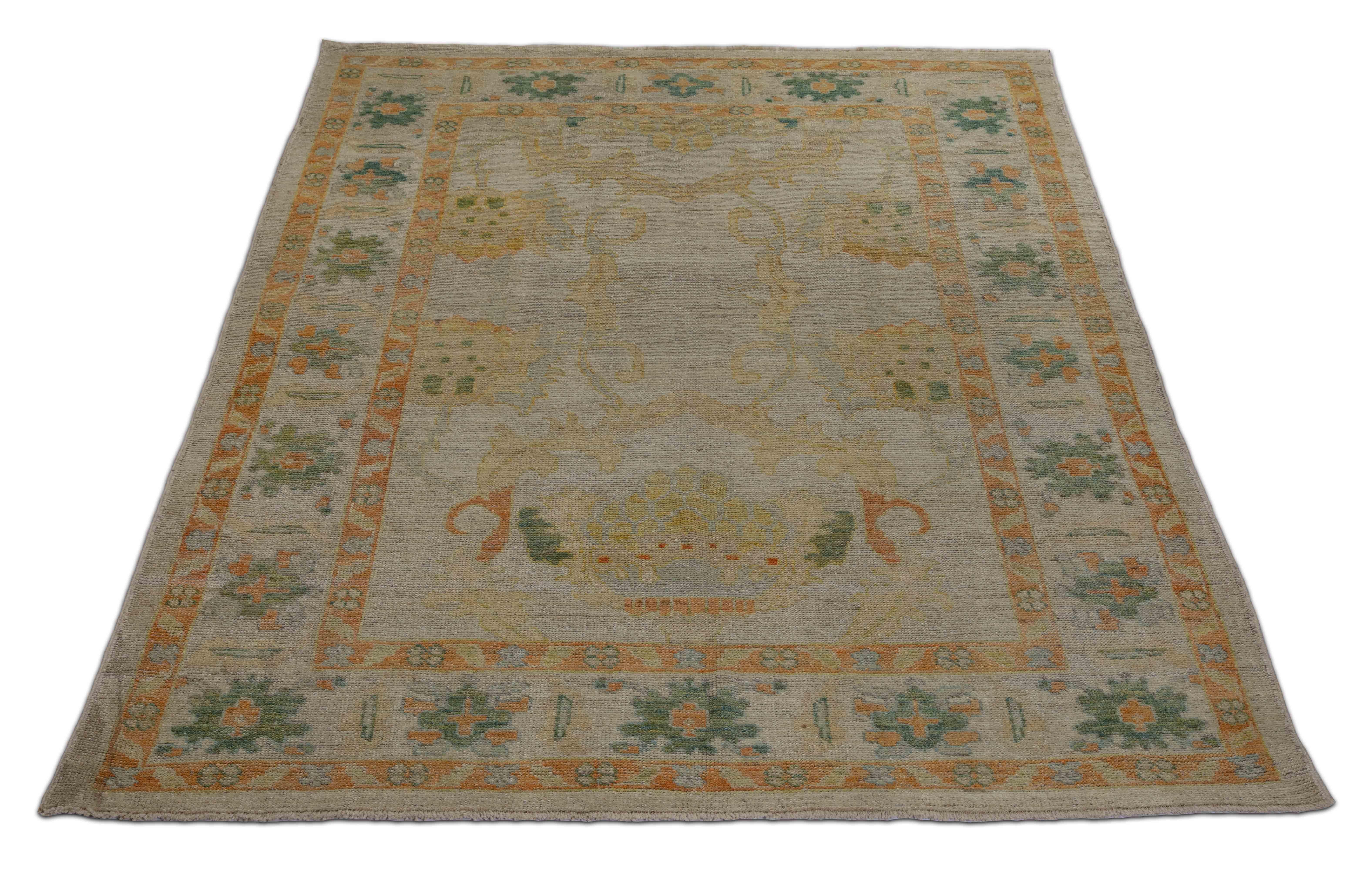 Nueva alfombra turca de lana de oveja tejida a mano de la mejor calidad. Está coloreado con tintes vegetales orgánicos certificados como seguros tanto para humanos como para mascotas. Presenta un gran campo beige con detalles florales en naranja y